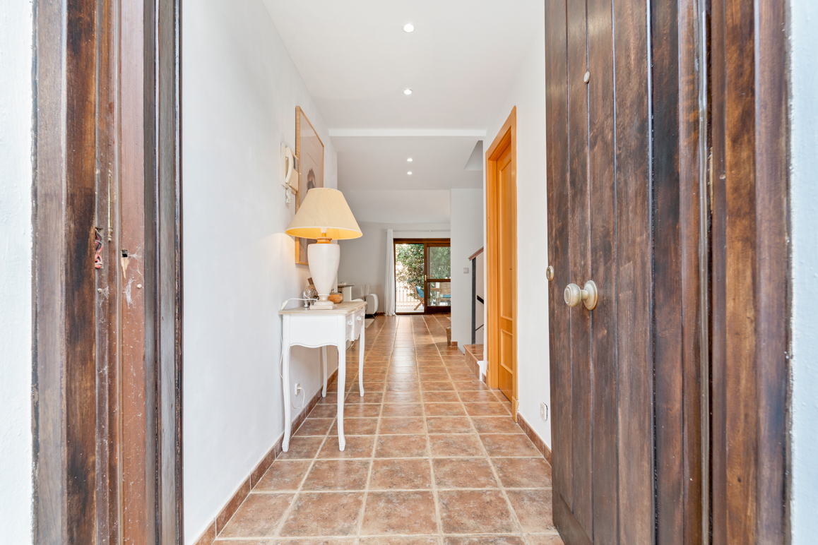 Elegant Andalusian-style townhouse with spacious rooms and great potential in Atalaya