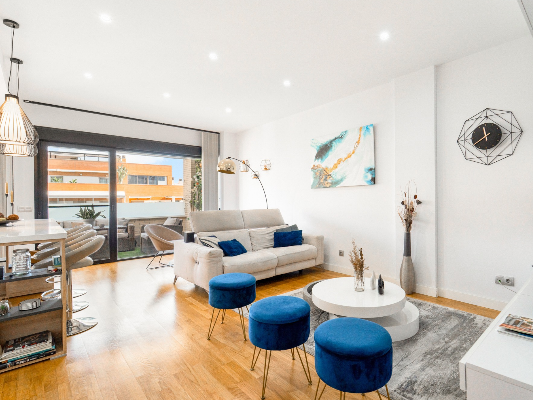 Modern apartment with terrace, pool, parking, and storage room in El Pinillo