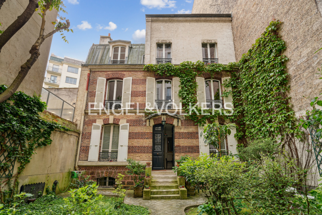 Charming house with garden and glass extension – Family living or professional practice in the heart of Paris’s 17th arrondissement
