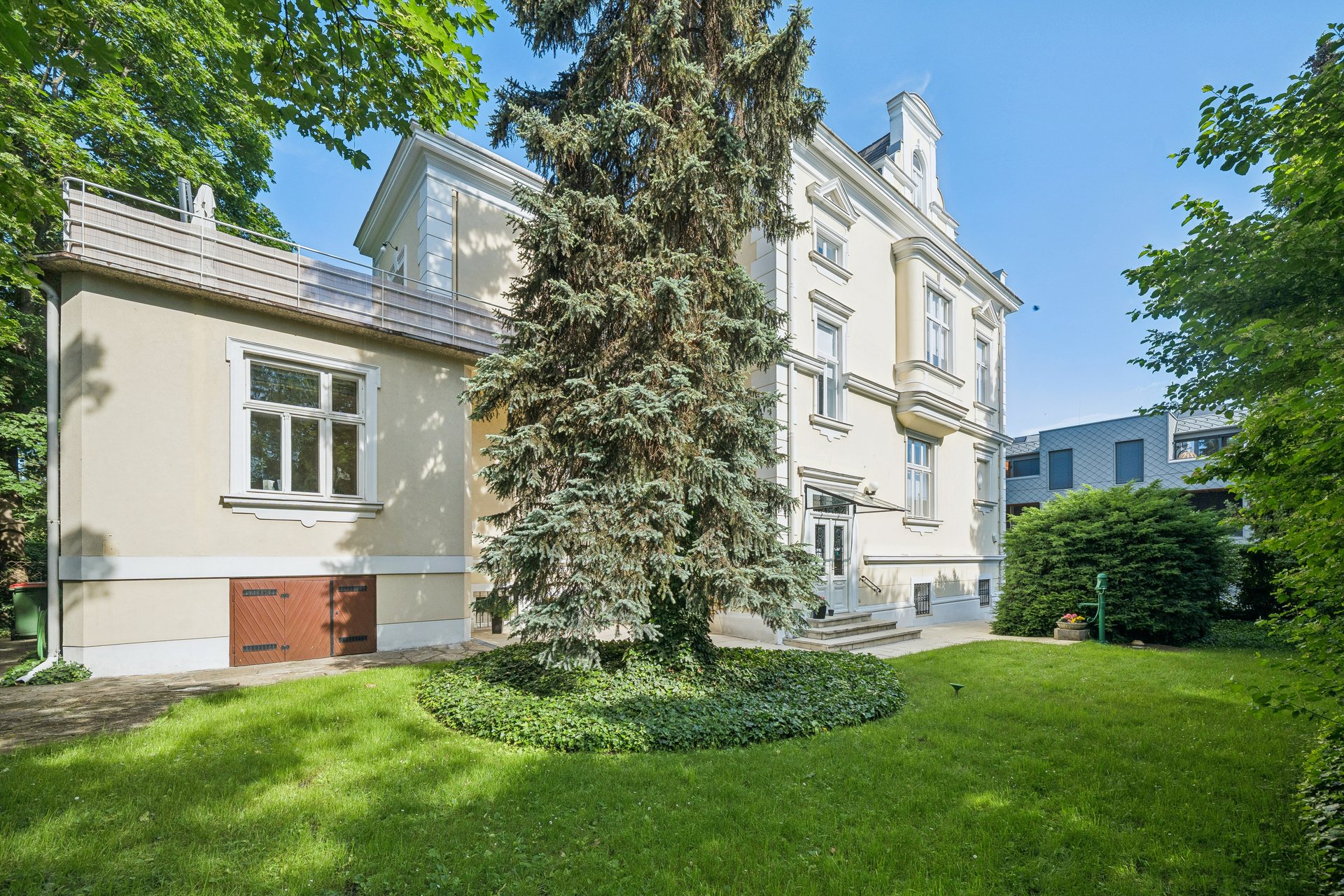 Historic city villa at Maurer Main Square – exclusive rooftop terrace and private sauna!