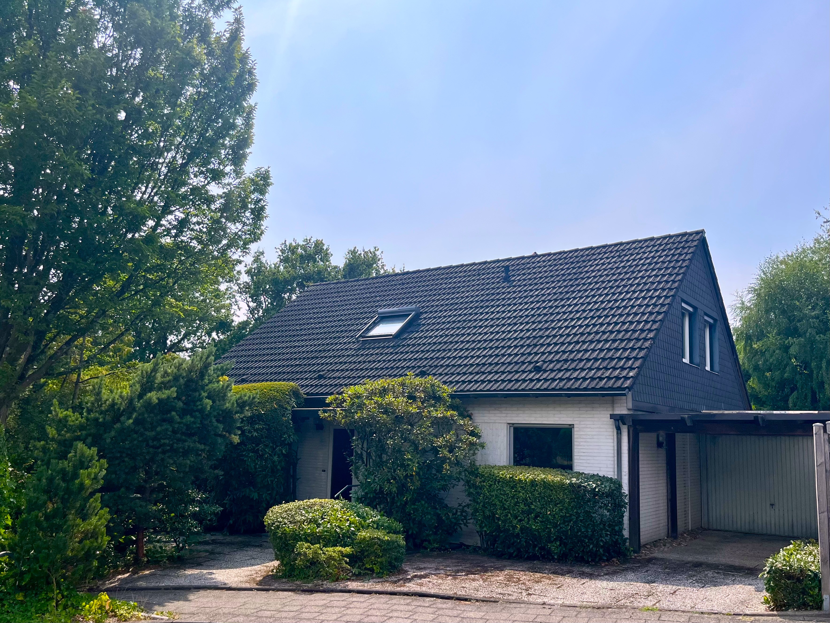 Mettmann-Süd: Freistehendes Einfamilienhaus mit Einliegerwohnung und zusätzlichem Bebauungspotenzial