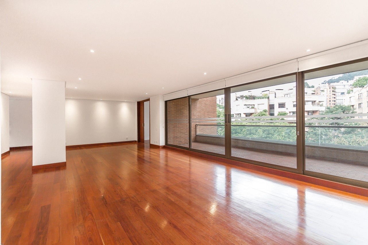 Apartamento con clubhouse, terraza y balcón para venta en Rosales