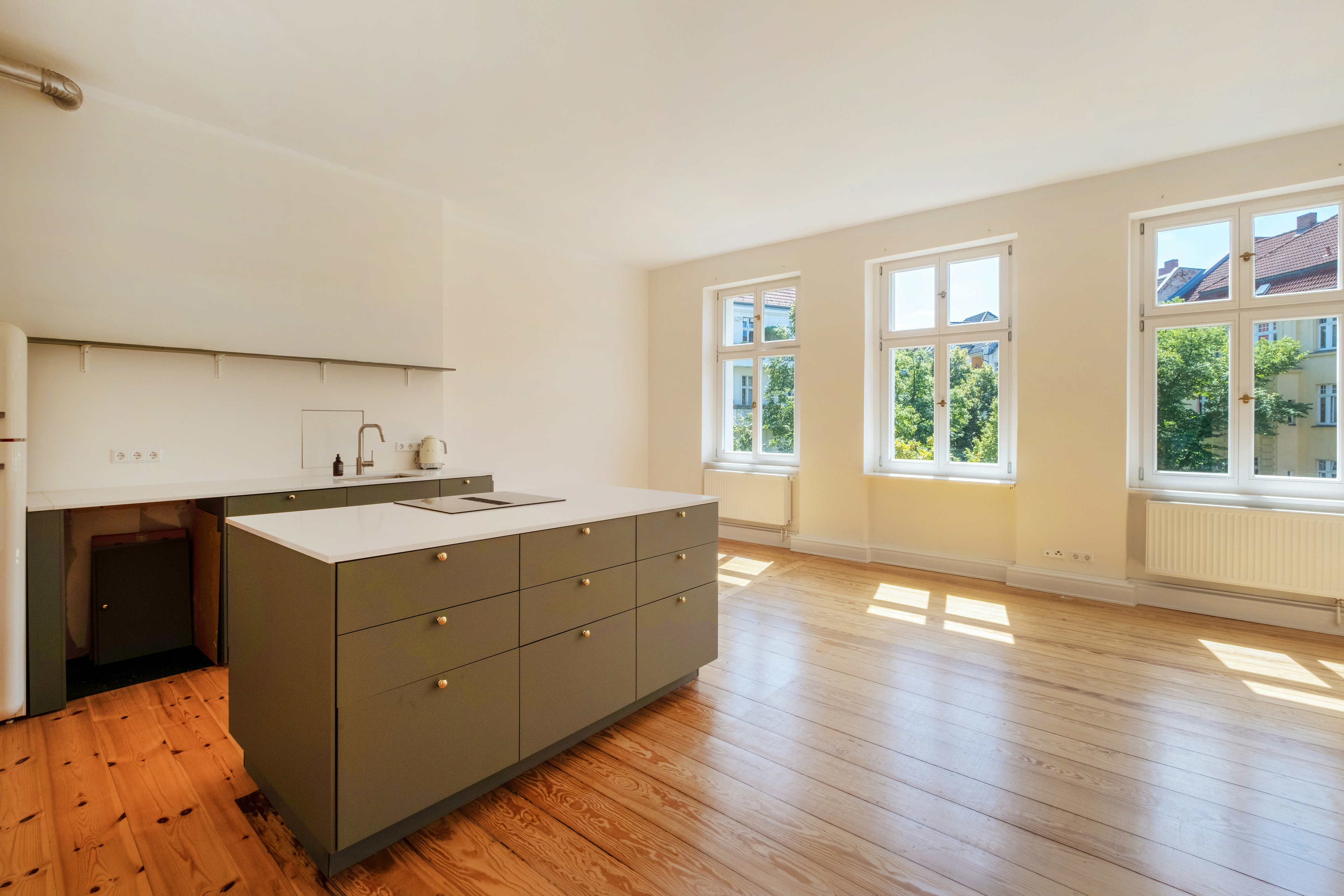 Renovated period apartment with southwest-facing loggia and green views