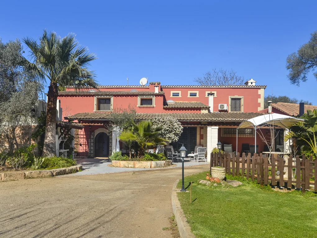 Landhaus mit Ferienvermietlizenz, umgeben von Olivenbäumen