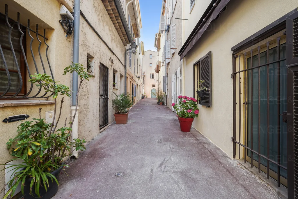 Town house located in old Antibes - Safranier
