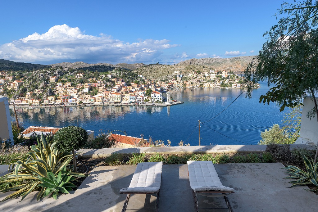 Spektakulärer Blick auf den Hafen von Symi