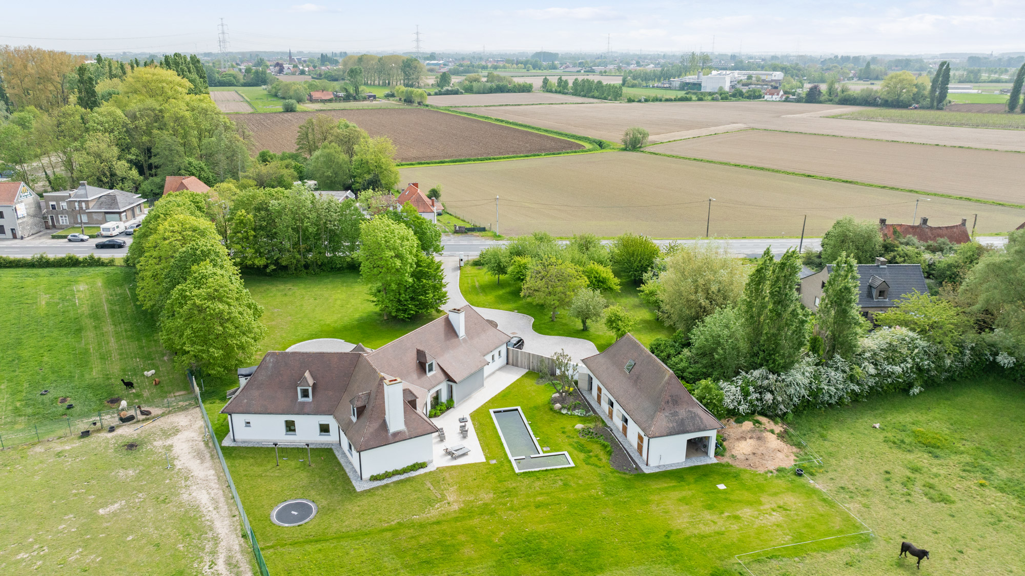Beautifully renovated country house with horse stables, swimming pond and complete privacy on 13,459 m