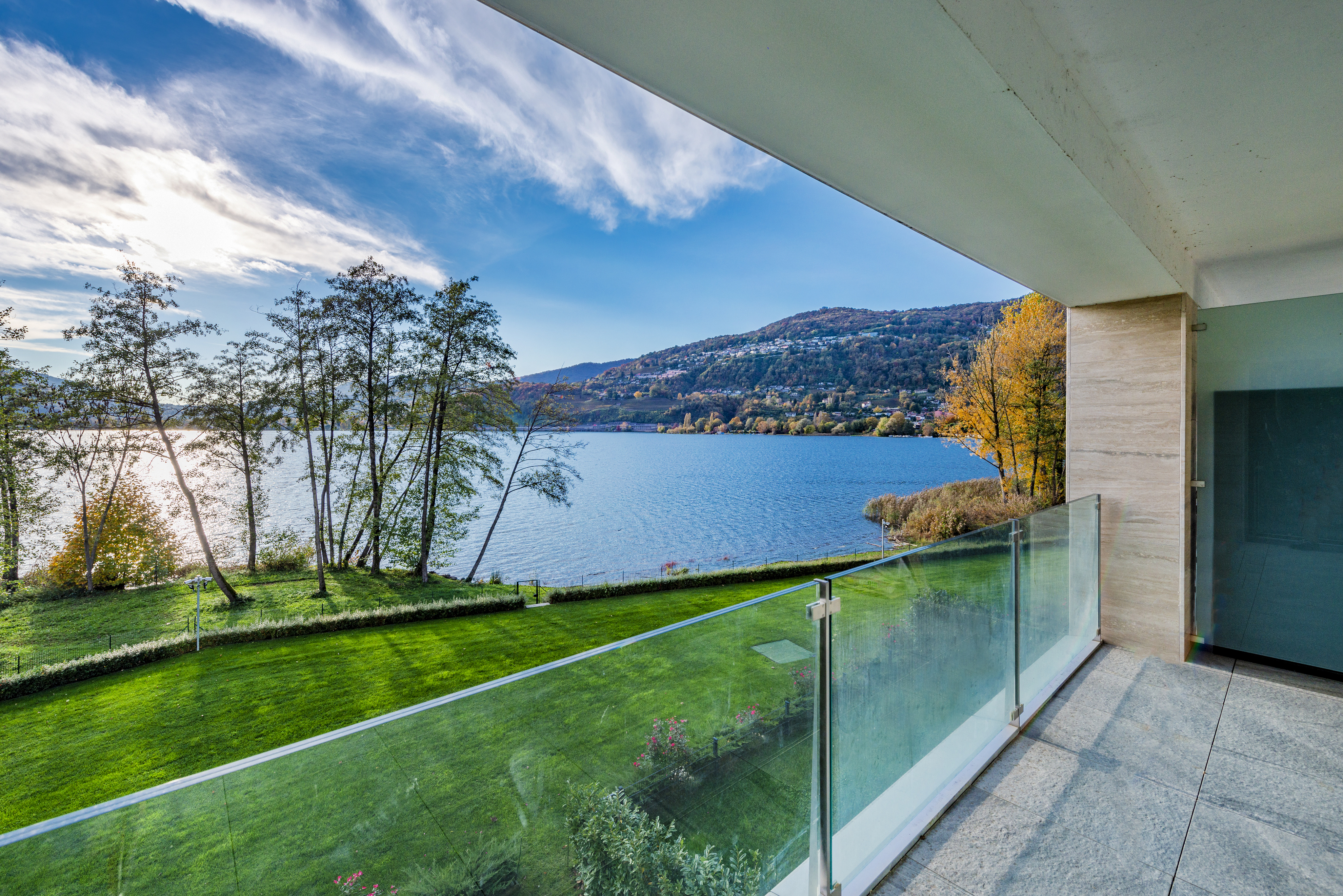 Prestigious lakefront residence