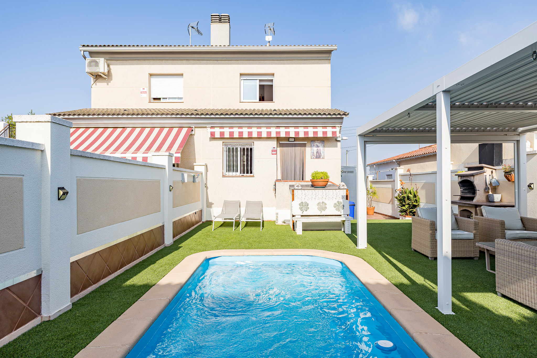 Semi-detached villa with private pool