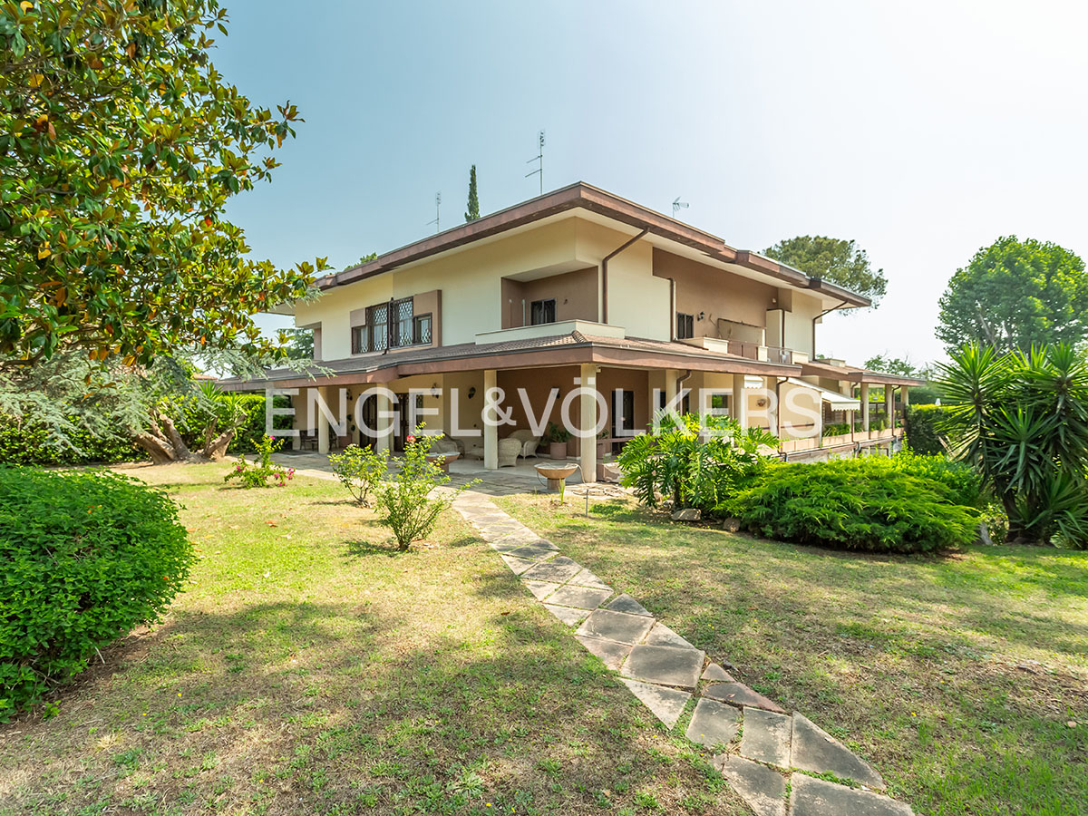 Mostacciano, prestigious representative villa with private garden
