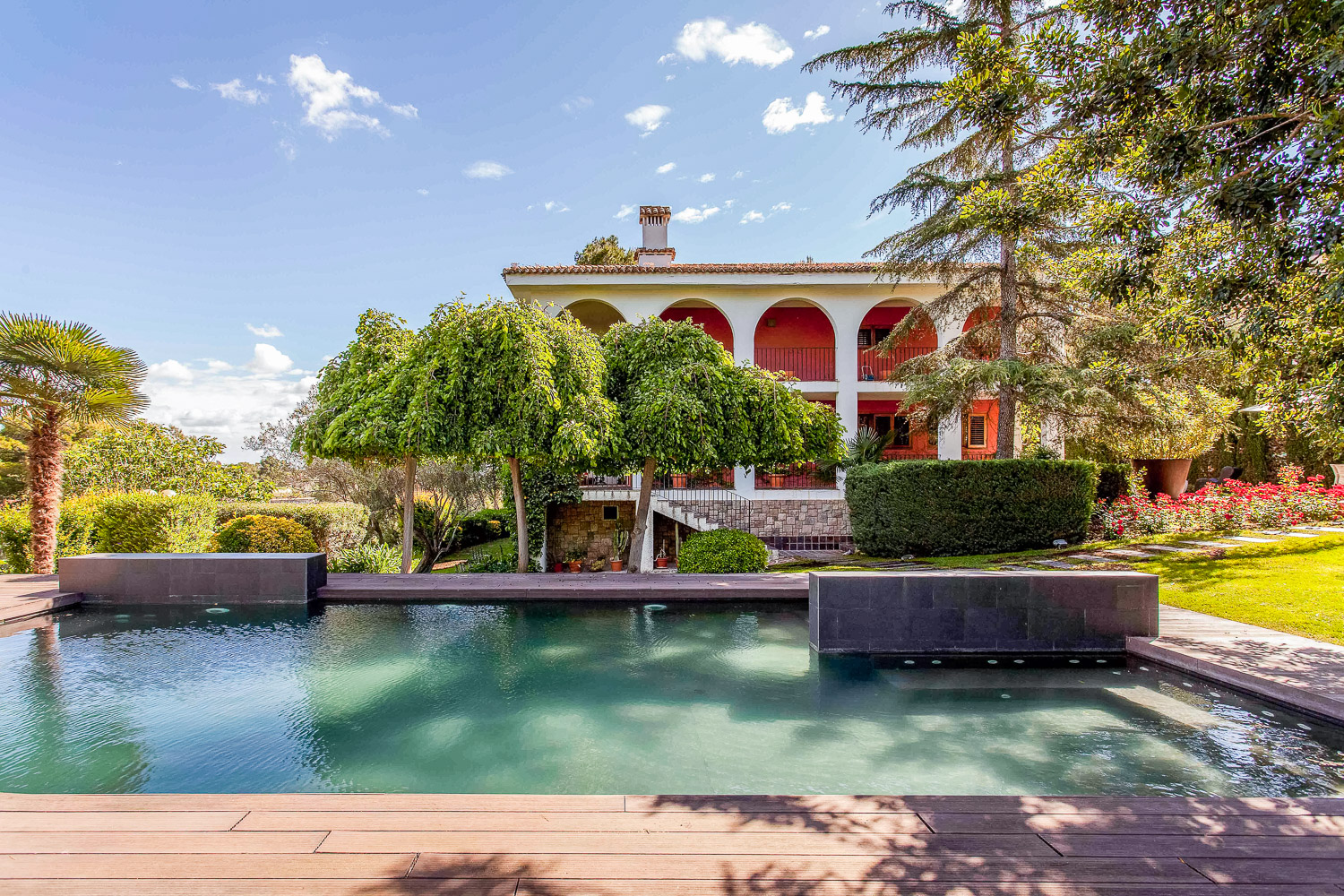 Exclusive Luxury House with Lake and Mountain Views in the Bosque