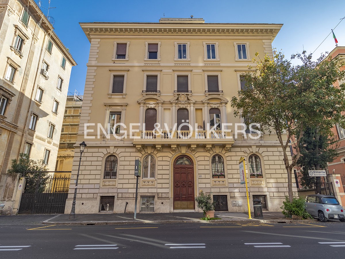 Beautifully renovated and furnished five-room apartment on Via Crescenzio