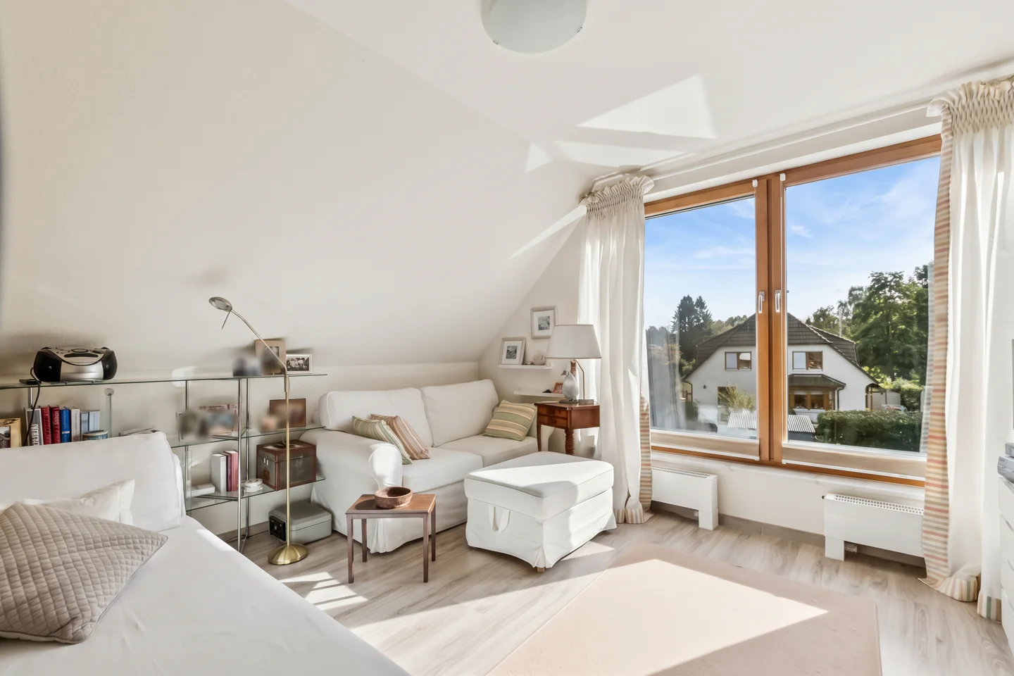 Außergewöhnliche Doppelhaushälfte in individuell geplantem Architektenhaus – stilvolles Wohnen in grüner, ruhiger Lage - Photo 1