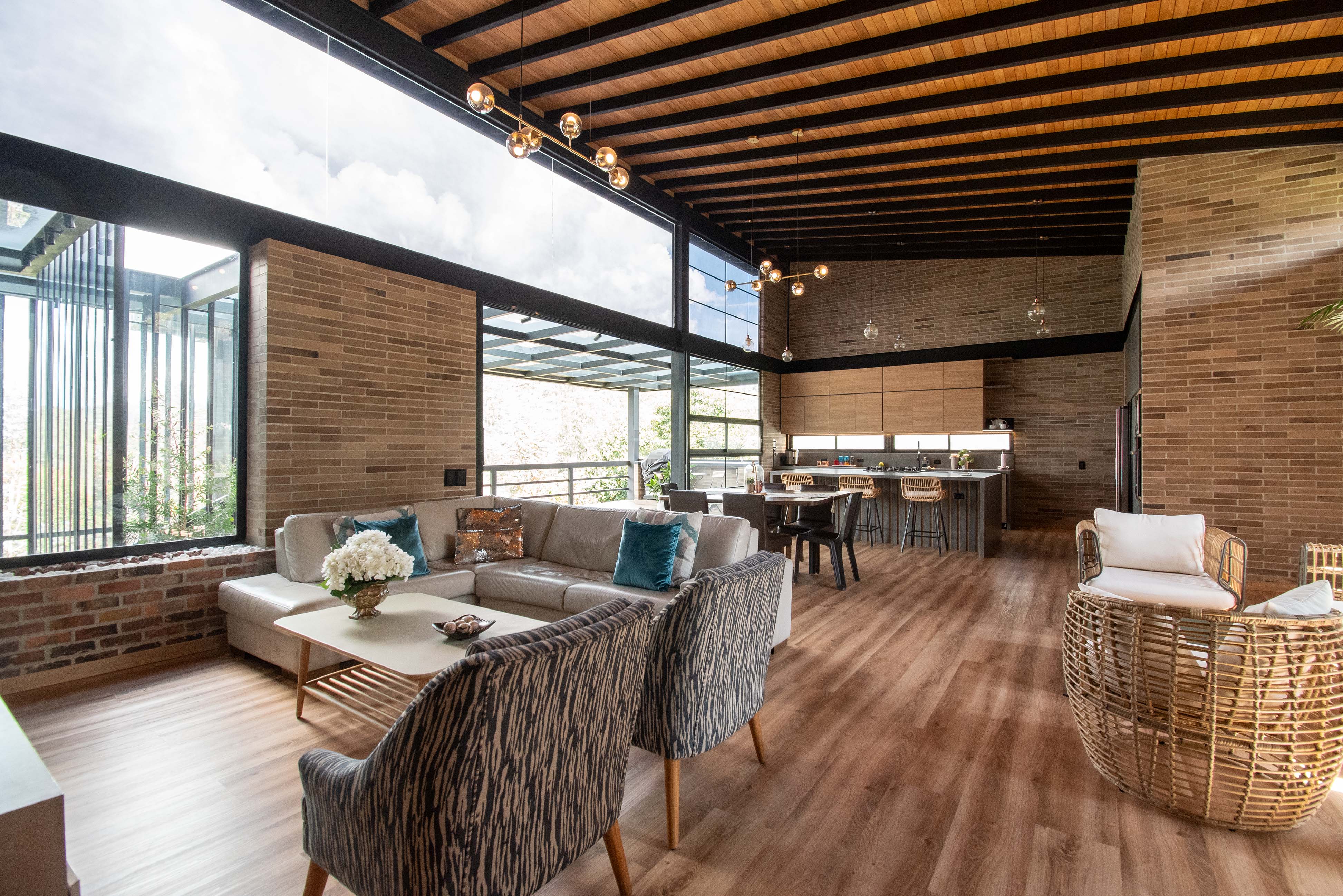 Casa Contemporánea en Parcelación con Club House y Caballerizas en El Retiro