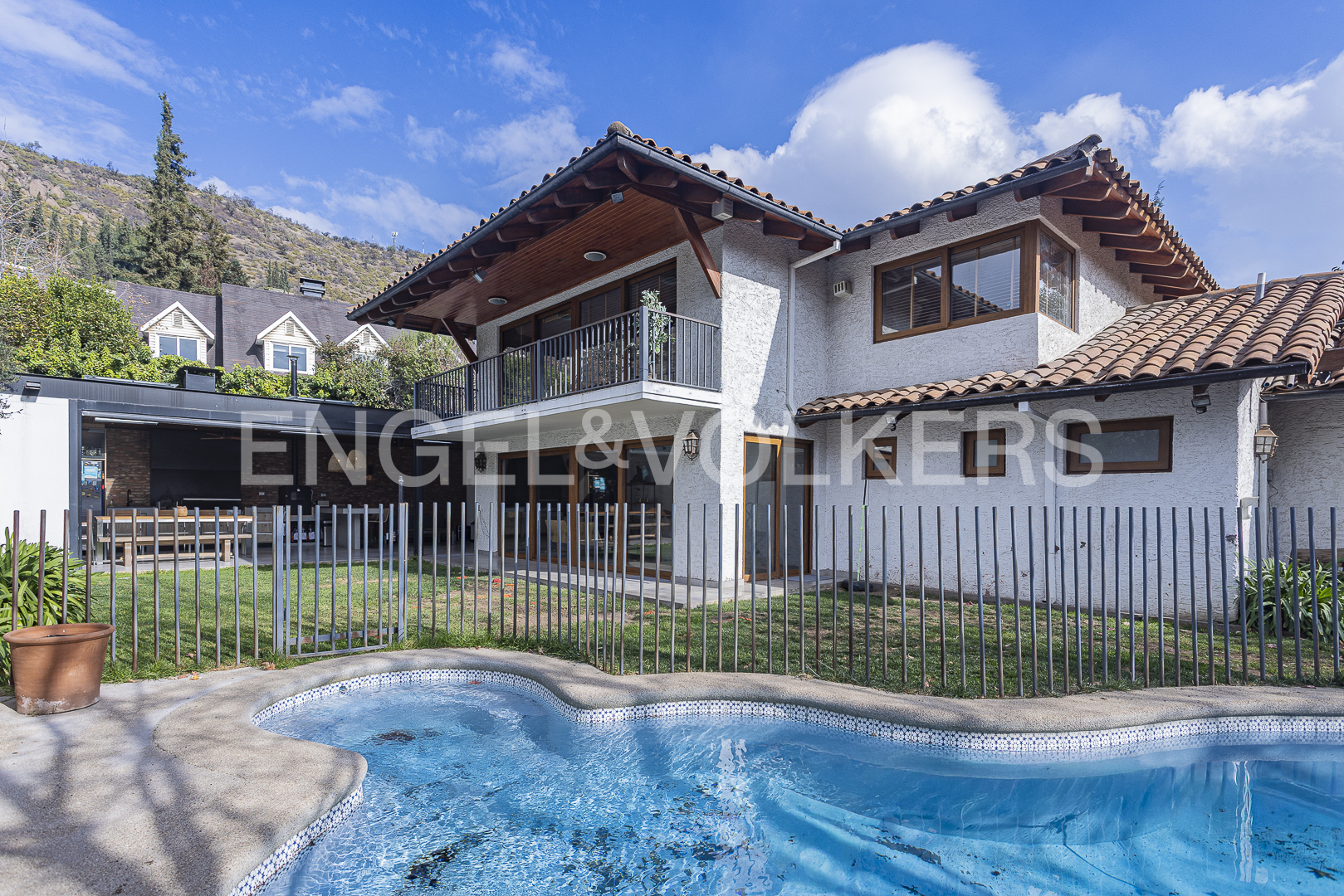 Casa con amplio quincho cercana a colegio Newland