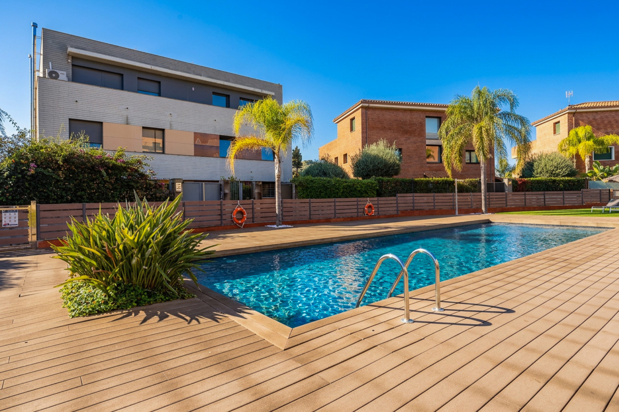 Exclusive villa in Tiana with a pool, private garden, jacuzzi, and views of the sea and port, just 25 minutes from Barcelona.