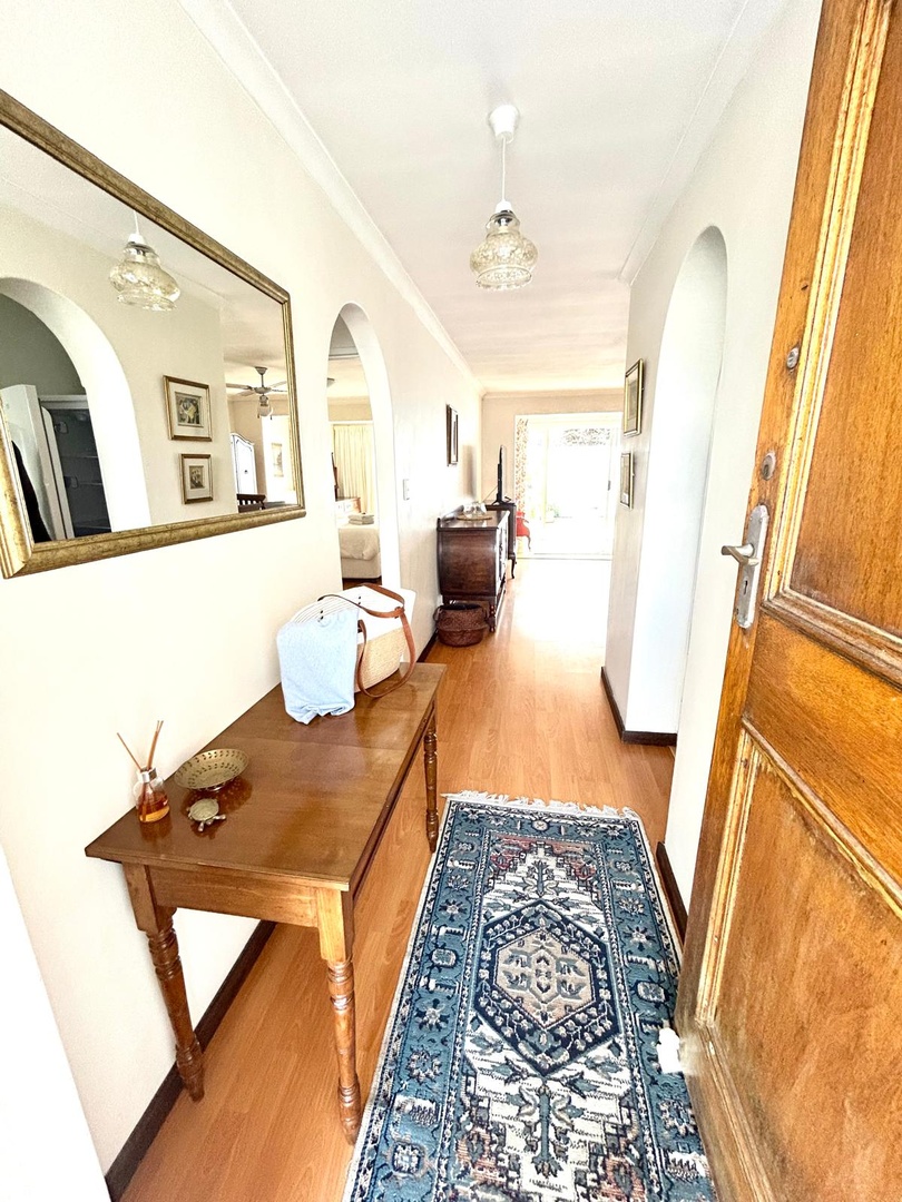 Beautiful 2-bedroom simplex in Glencairn