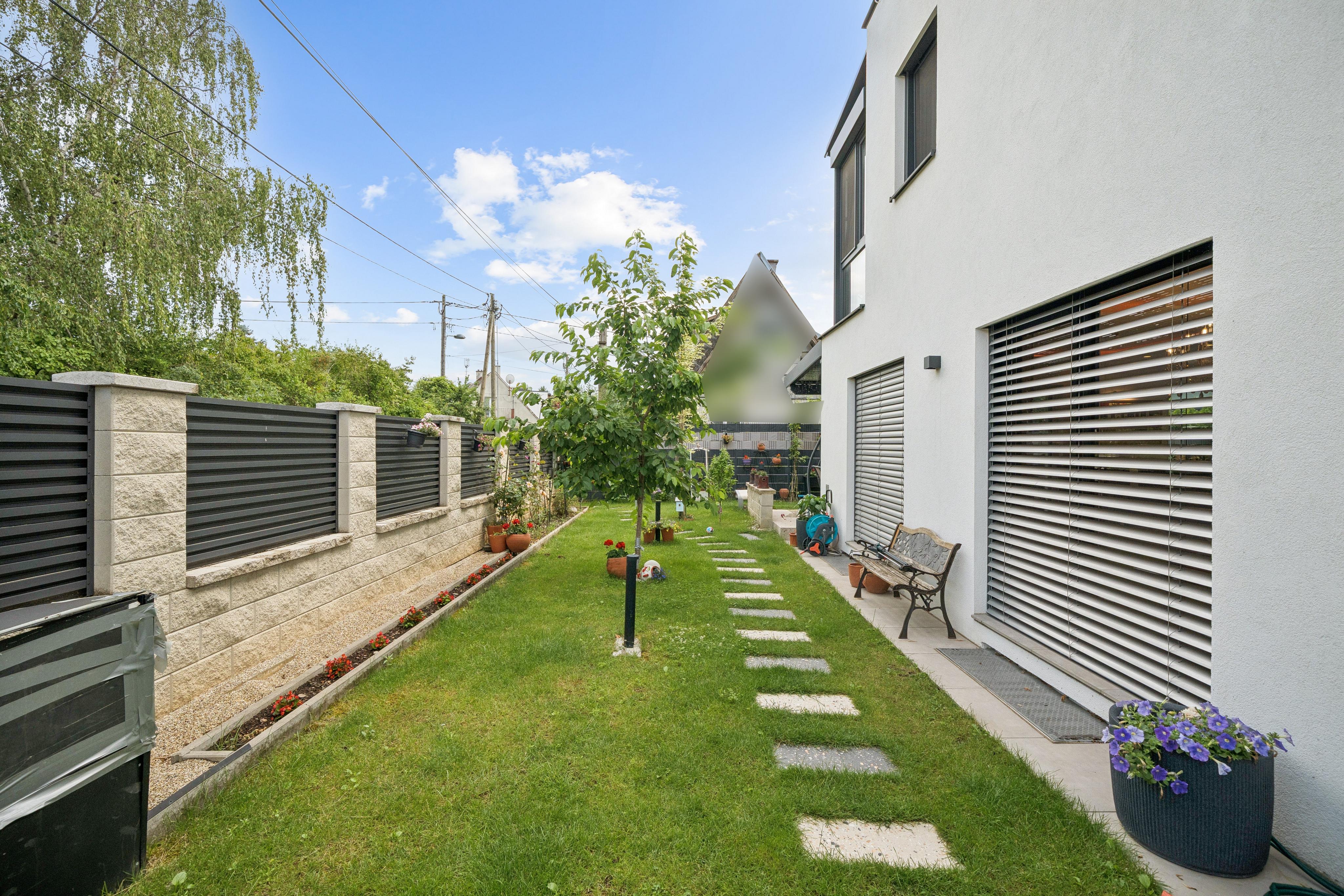 Exclusive residential gem in Vienna-Leopoldau: like-new designer home with garden oasis, 225 m² living space, terrace, large basement, heat pump & solar—urban yet close to nature.