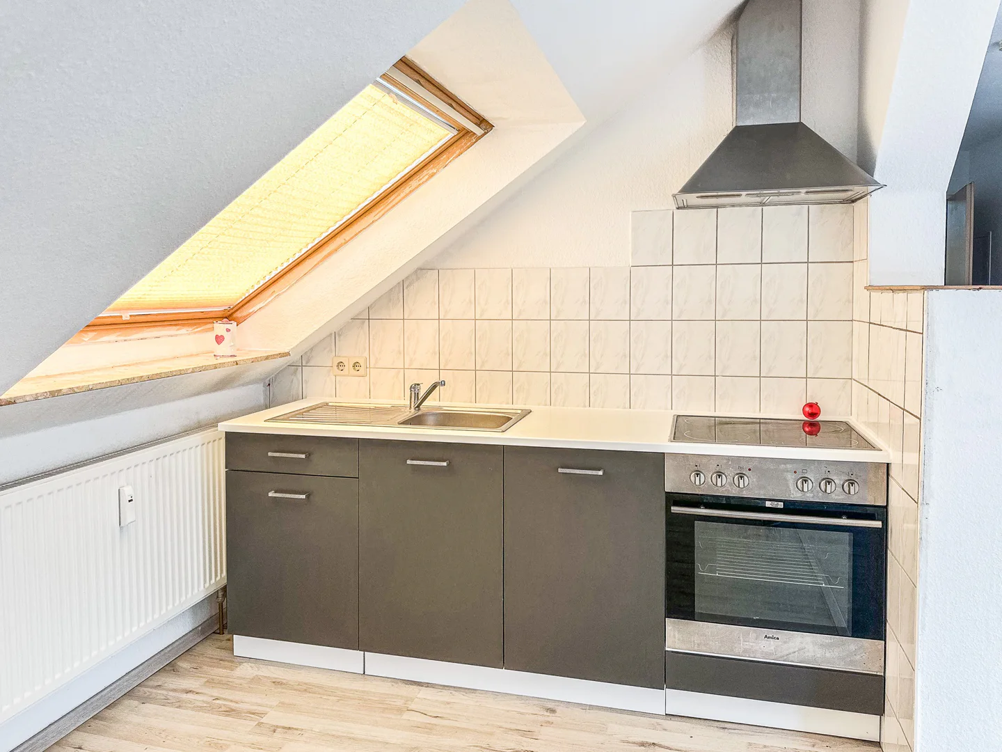 Oben wohnen, mittendrin leben – Dachgeschoss mit offener Wohnküche - Photo 2