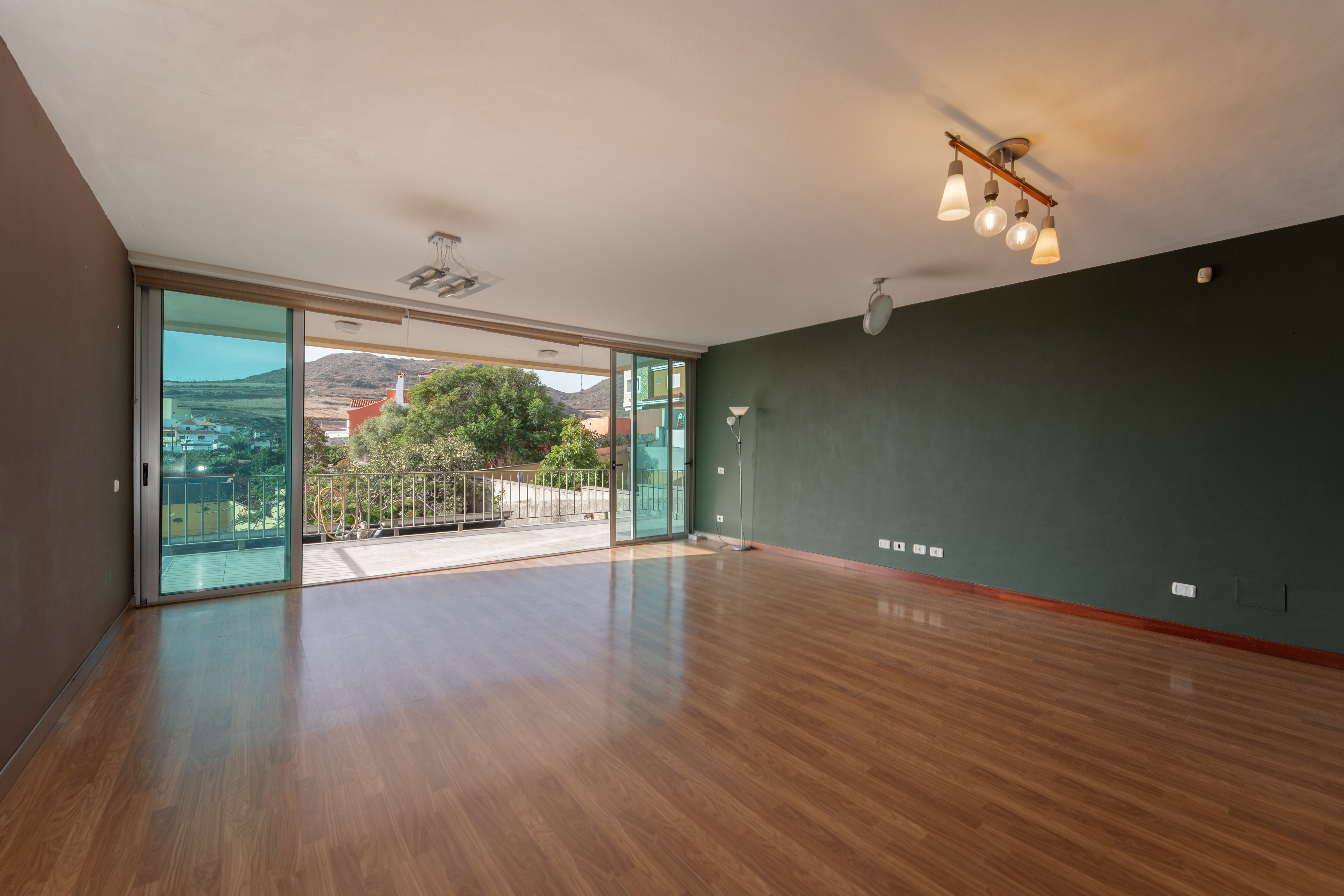 Exklusives Haus mit Berg- und Meerblick in Los Hoyos, Las Palmas: 347 m², Garten, Terrasse und Garage für drei Fahrzeuge – bereit, in einen luxuriösen Rückzugsort verwandelt zu werden.