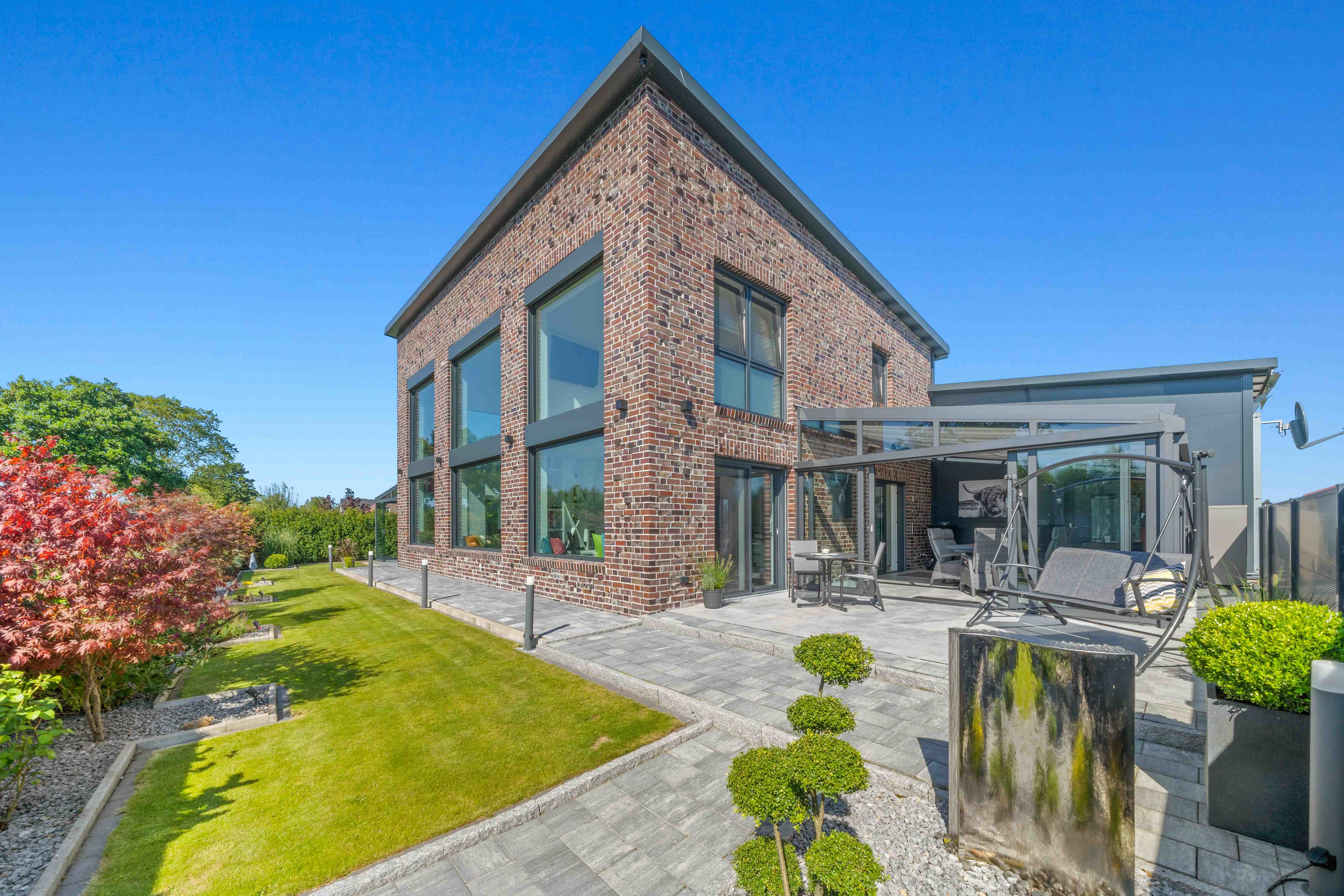 Modernes Industrie Architektenhaus mit Halle