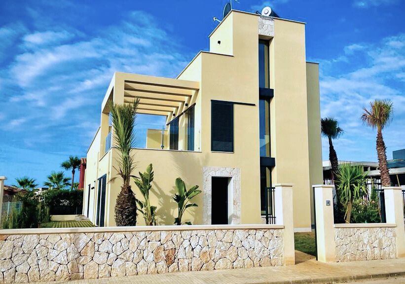 Saisonvermietung: Modernes Einfamilienhaus mit zwei Pools