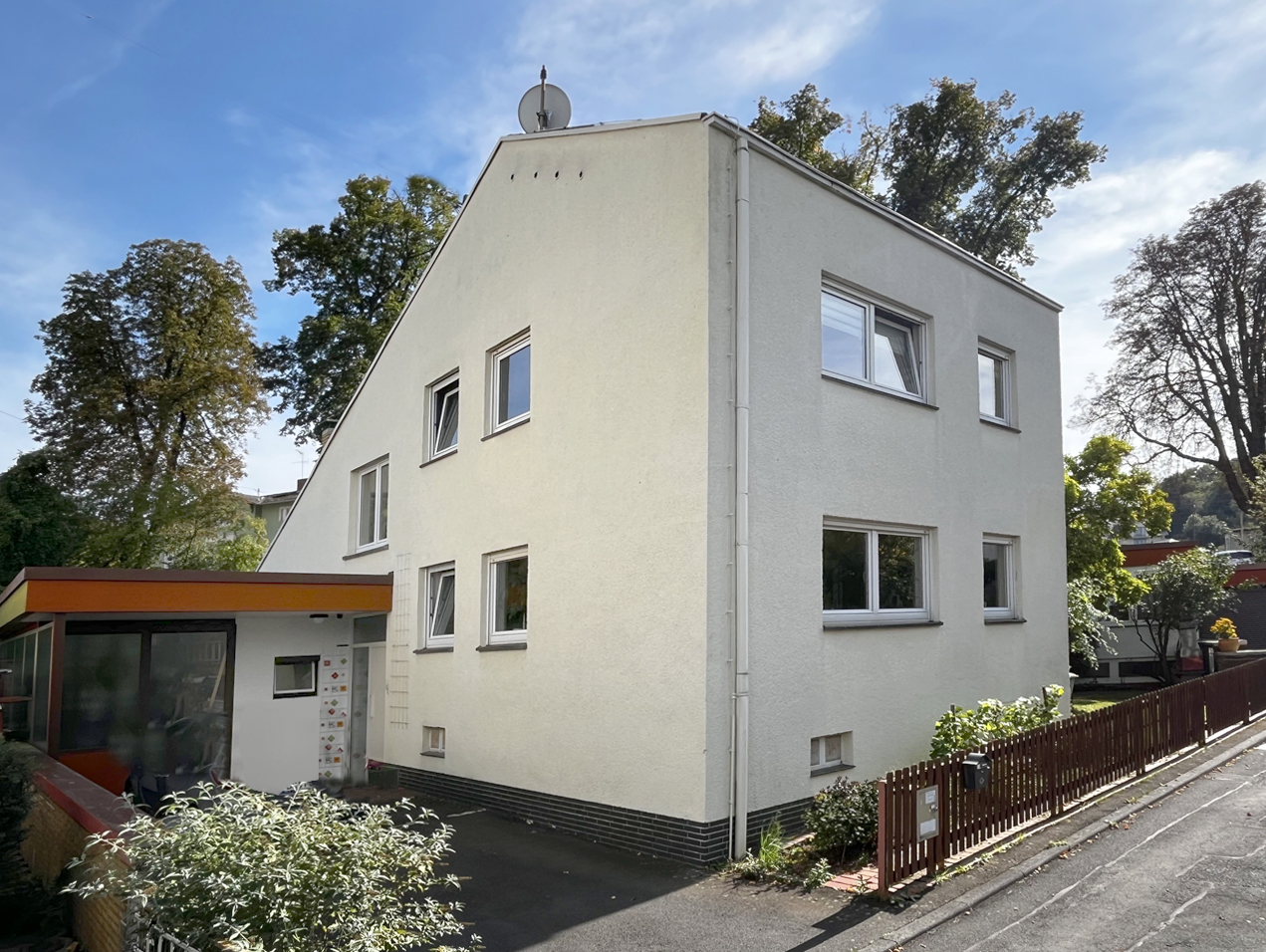 Attraktives Zweifamilienhaus mit Einliegerwohnung zum Wohnen und Arbeiten
