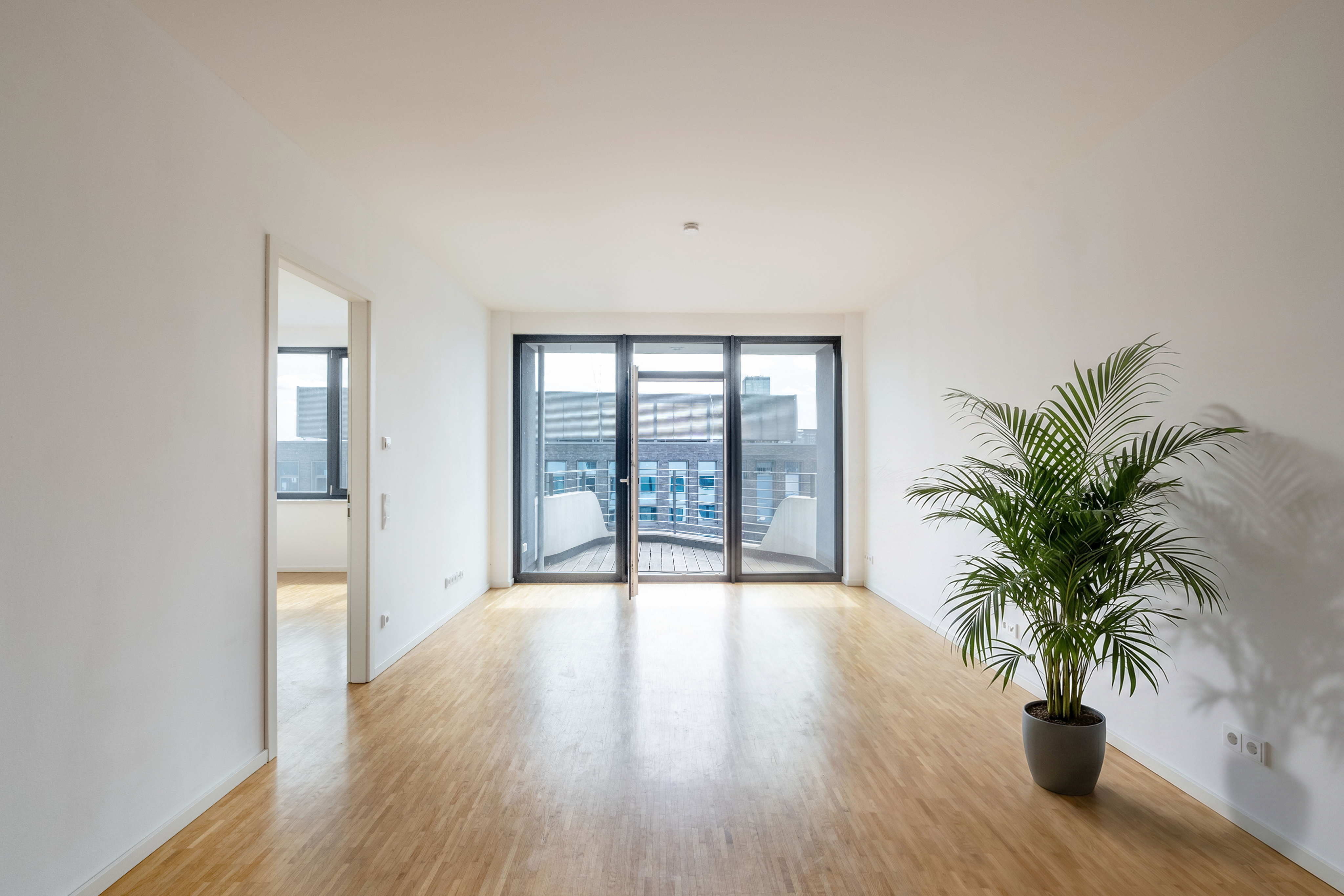 The White – designer apartment with water view on the Media Spree