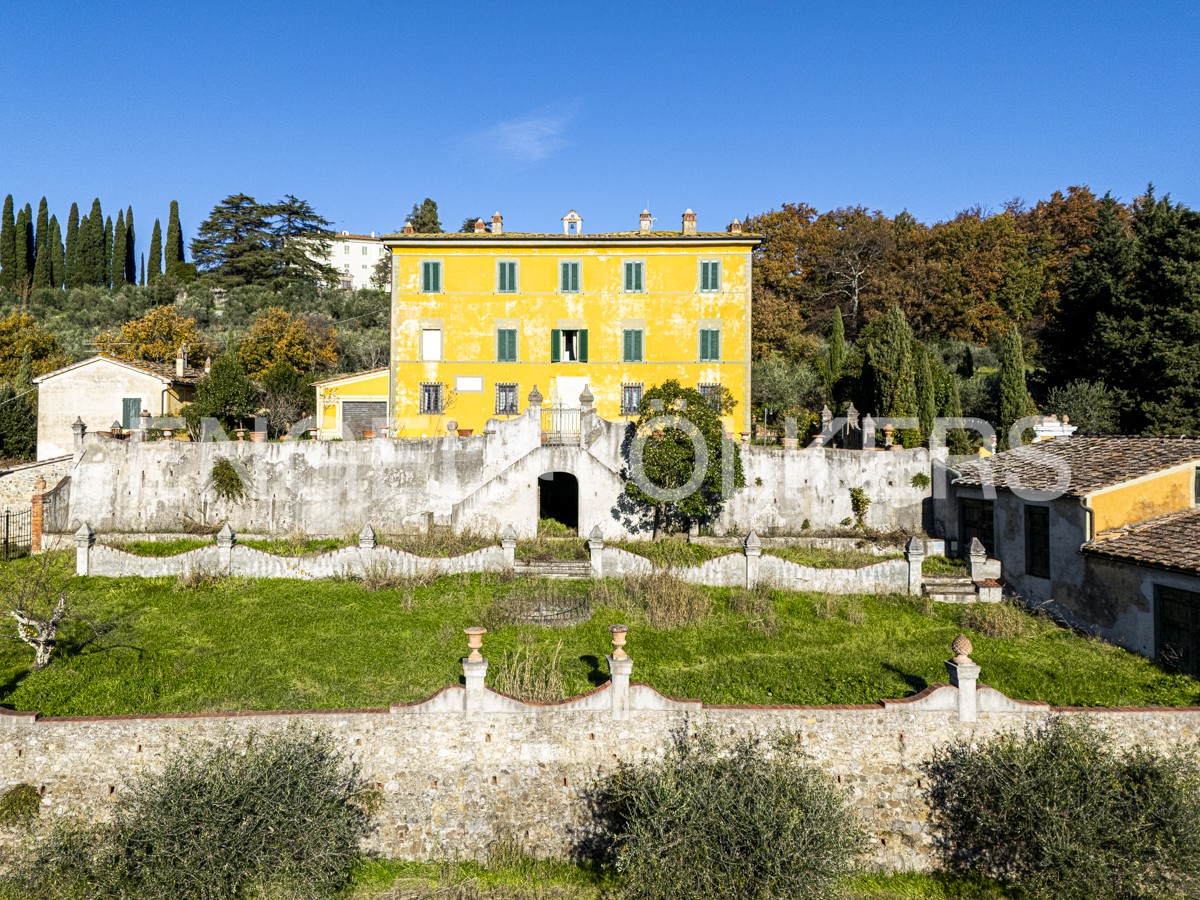 Romantic villa with breathtaking views in the Florentine countryside