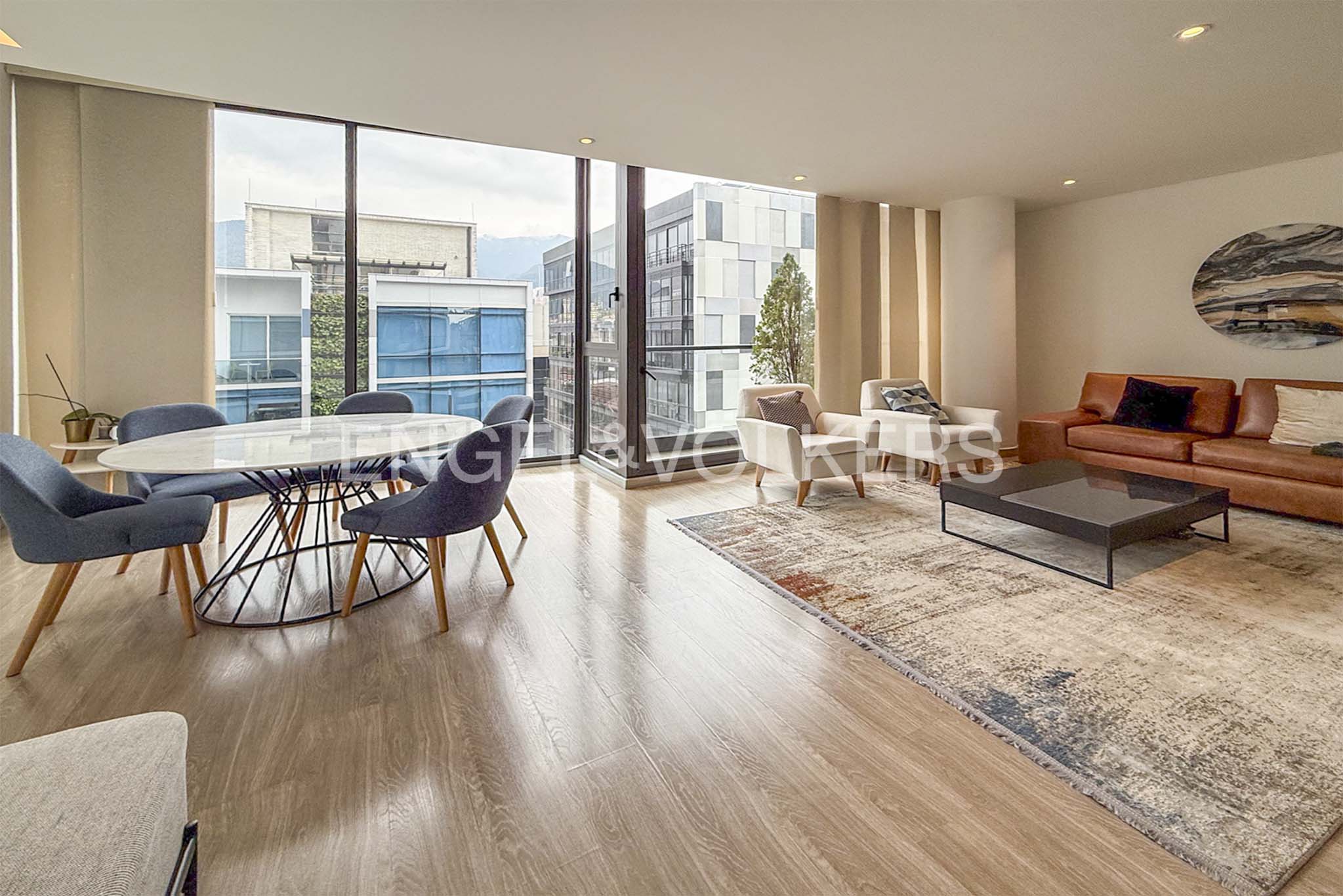 Moderno apartamento con balcón y clubhouse para venta en Chicó
