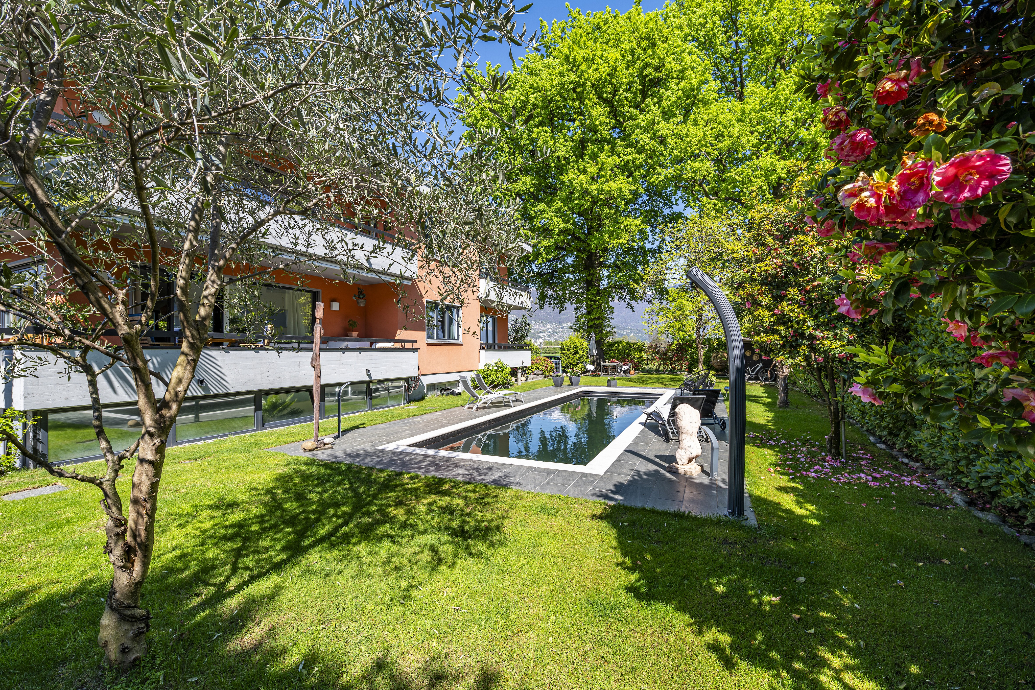 Garden apartment with outdoor pool (62b)