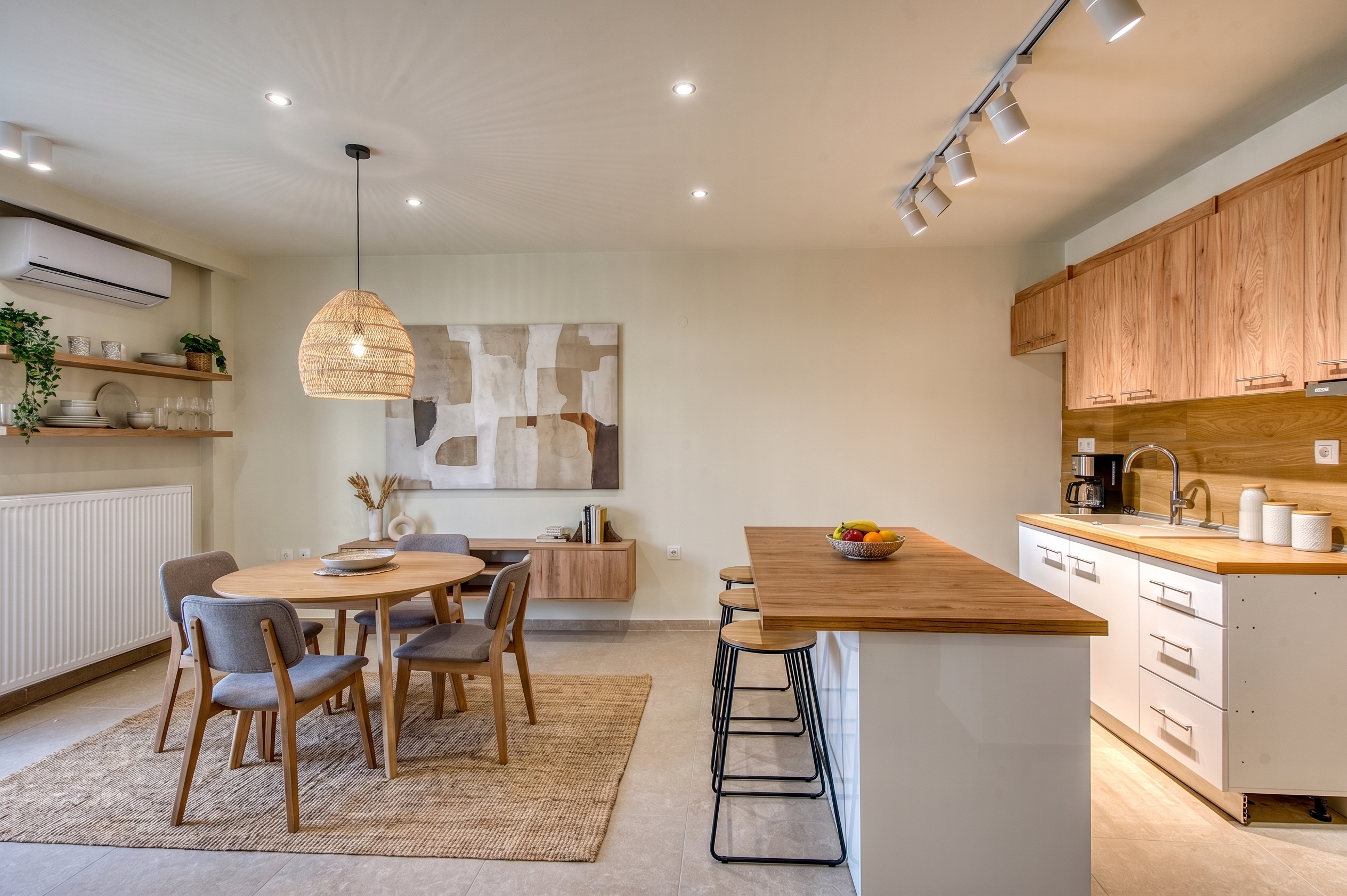 Fully renovated 3rd-floor apartment