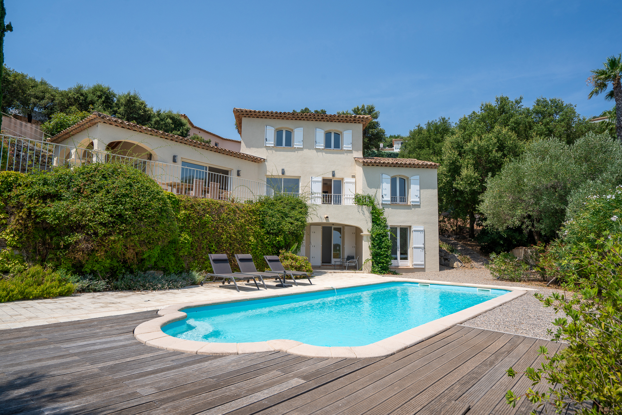 Sea views, pool and absolute peace – Renovated villa at the Golf Estate