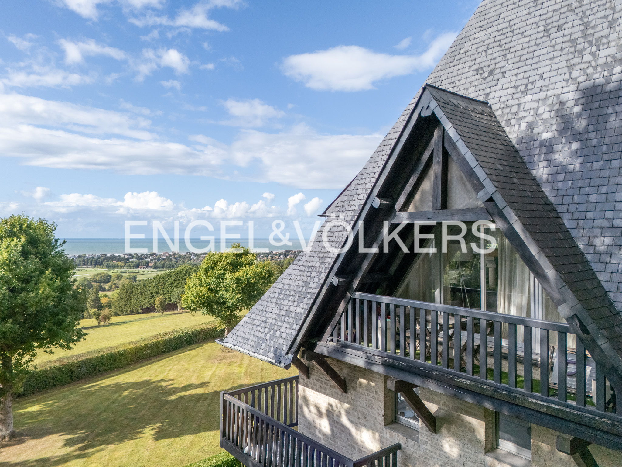 Mont Canisy - Beautiful duplex apartment - panoramic view of Deauville and the sea.