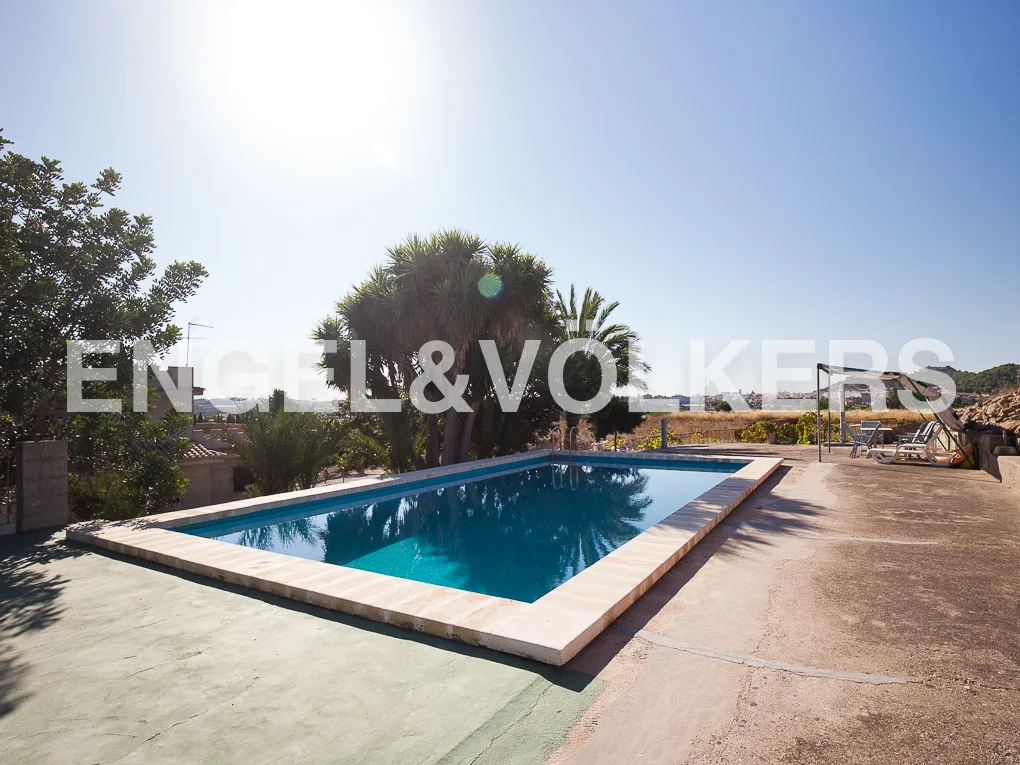 Exclusive villa with swimming pool in a residential area in Llíria