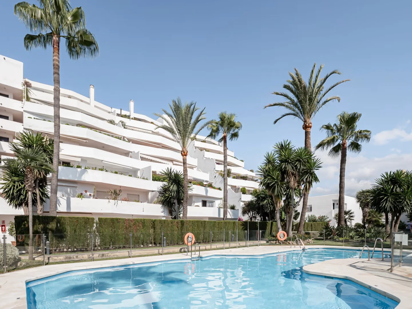 Gorgeous 4-bedroom apartment in a prime area of Puerto Banus.