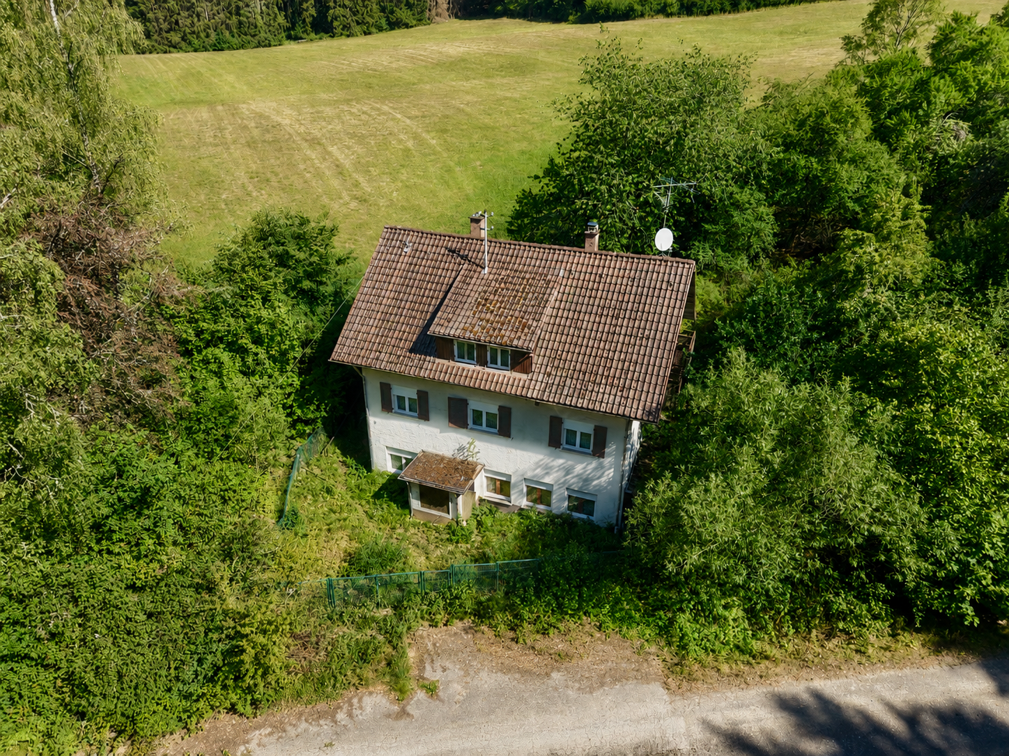 Naturidyll mit viel Potential – Sanierungsbedürftiges Einfamilienhaus nahe dem Schömberger Stausee: Viel Platz. Viel Natur. Viele Möglichkeiten.