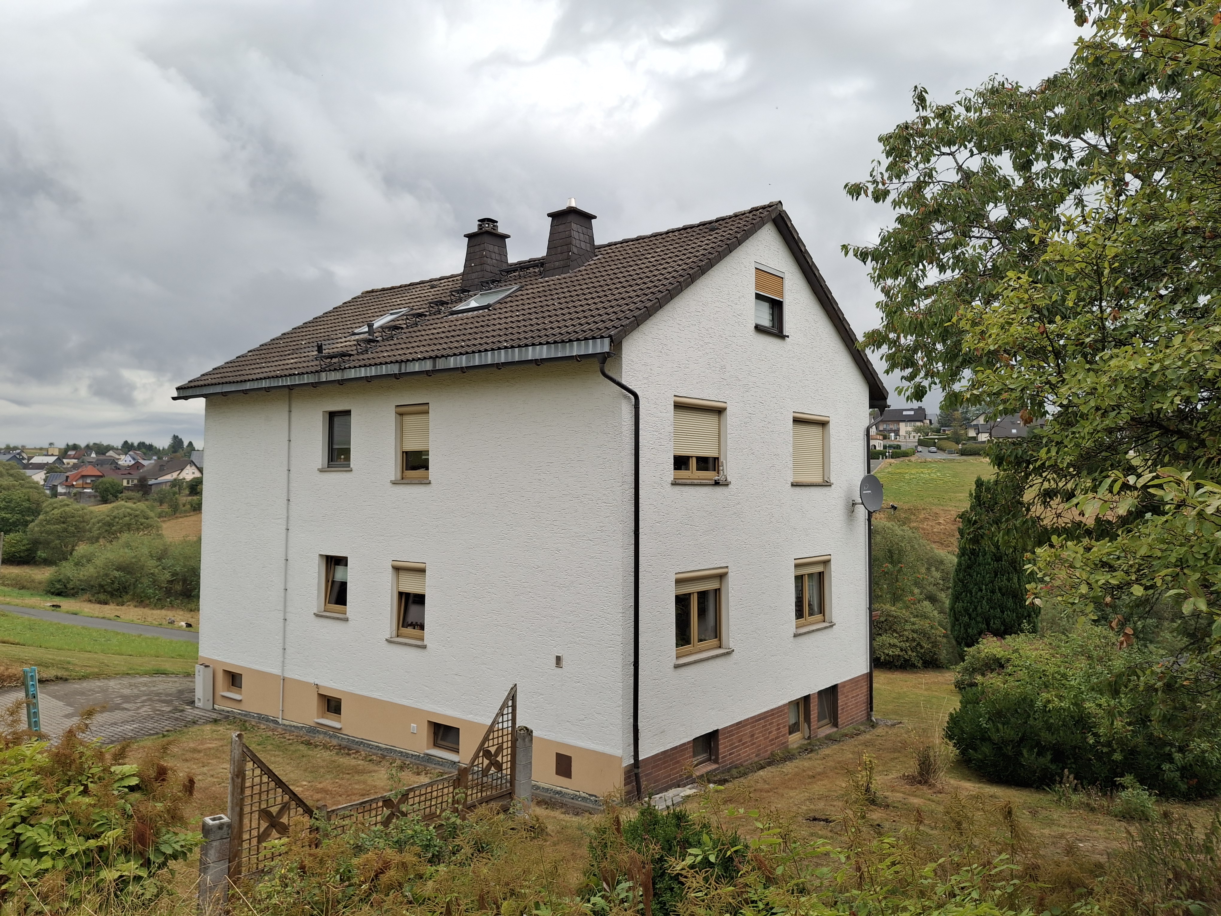 Attraktive Kapitalanlage: Vermietetes Mehrfamilienhaus mit 3 Wohneinheiten, großem Grundstück und 3 Garagen