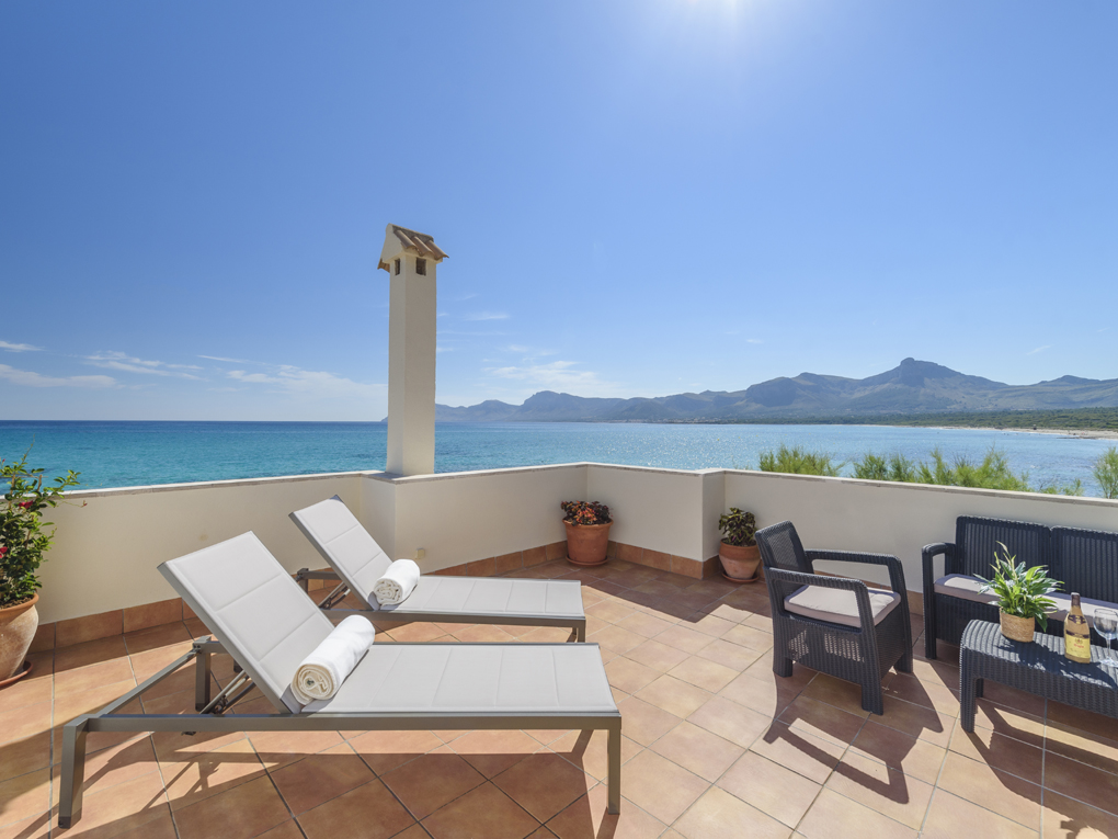 Duplex right by the sea with rental licence