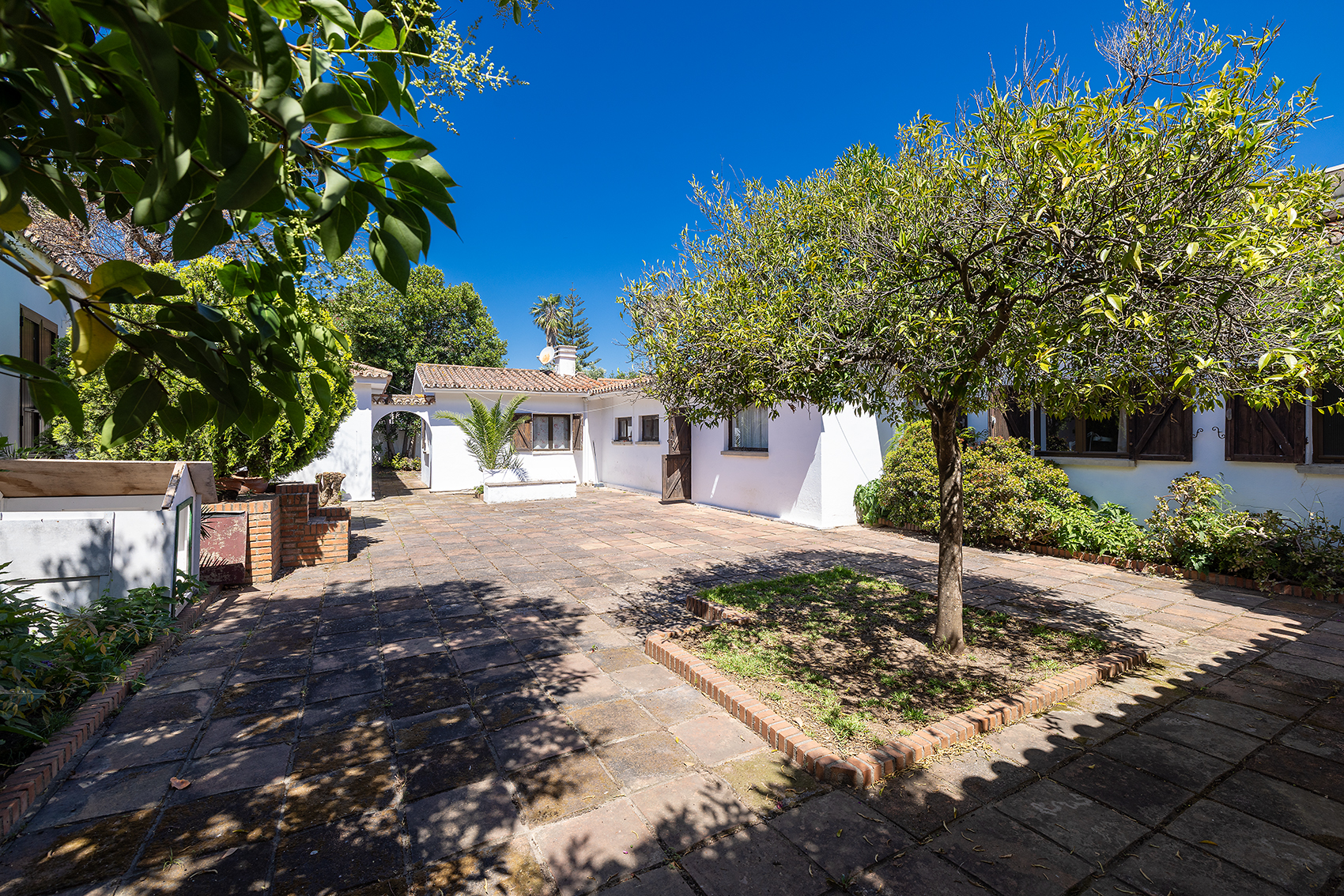 VILLA SURROUNDED BY GARDENS AND JUST MINUTES FROM THE BEACH