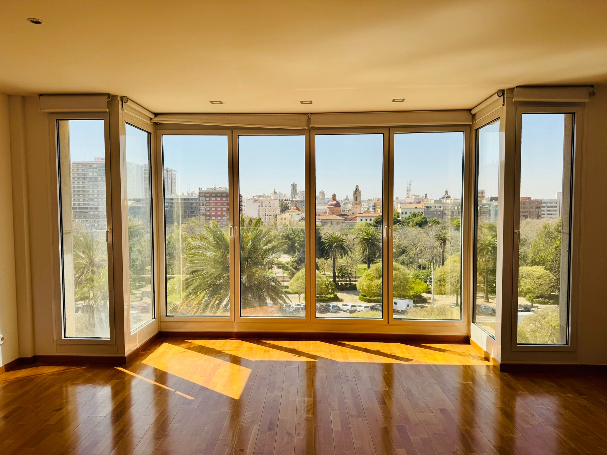 Property with views of the Turia Garden on Paseo de la Alameda
