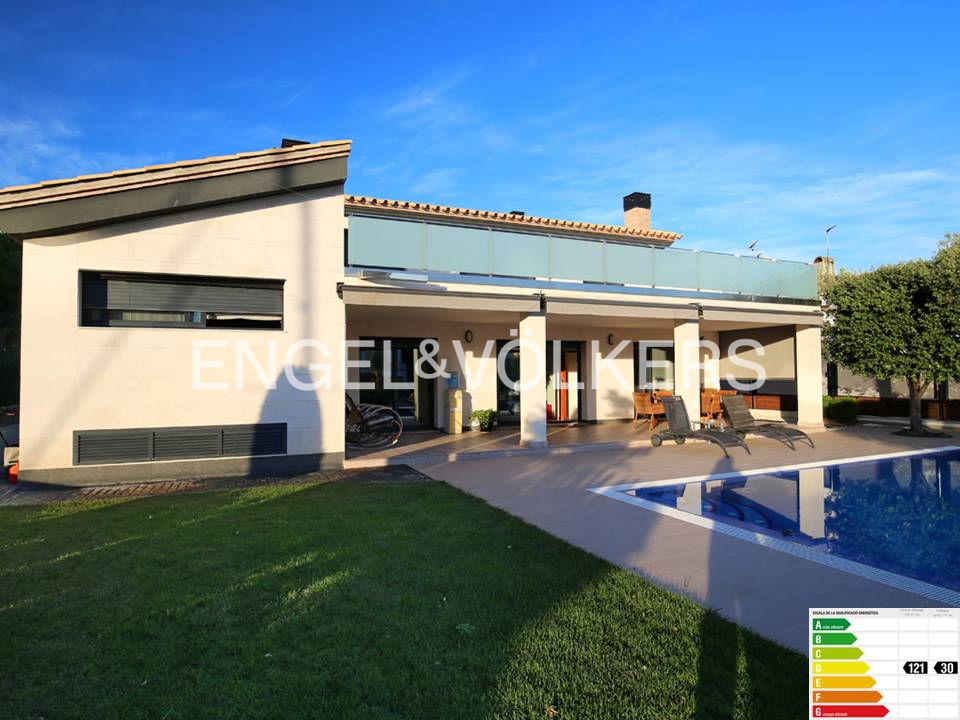 High Quality residence with 24m mooring