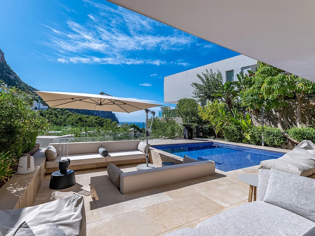 Luxurious villa with sea view in New Folies