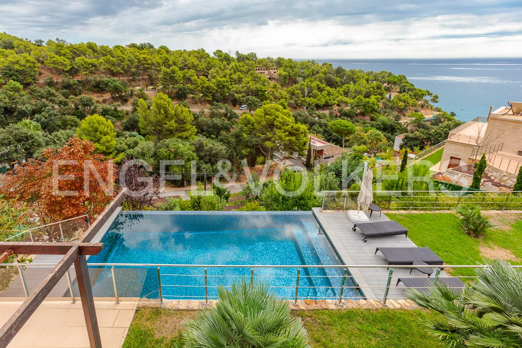 Spacious modern villa with excellent sea views
