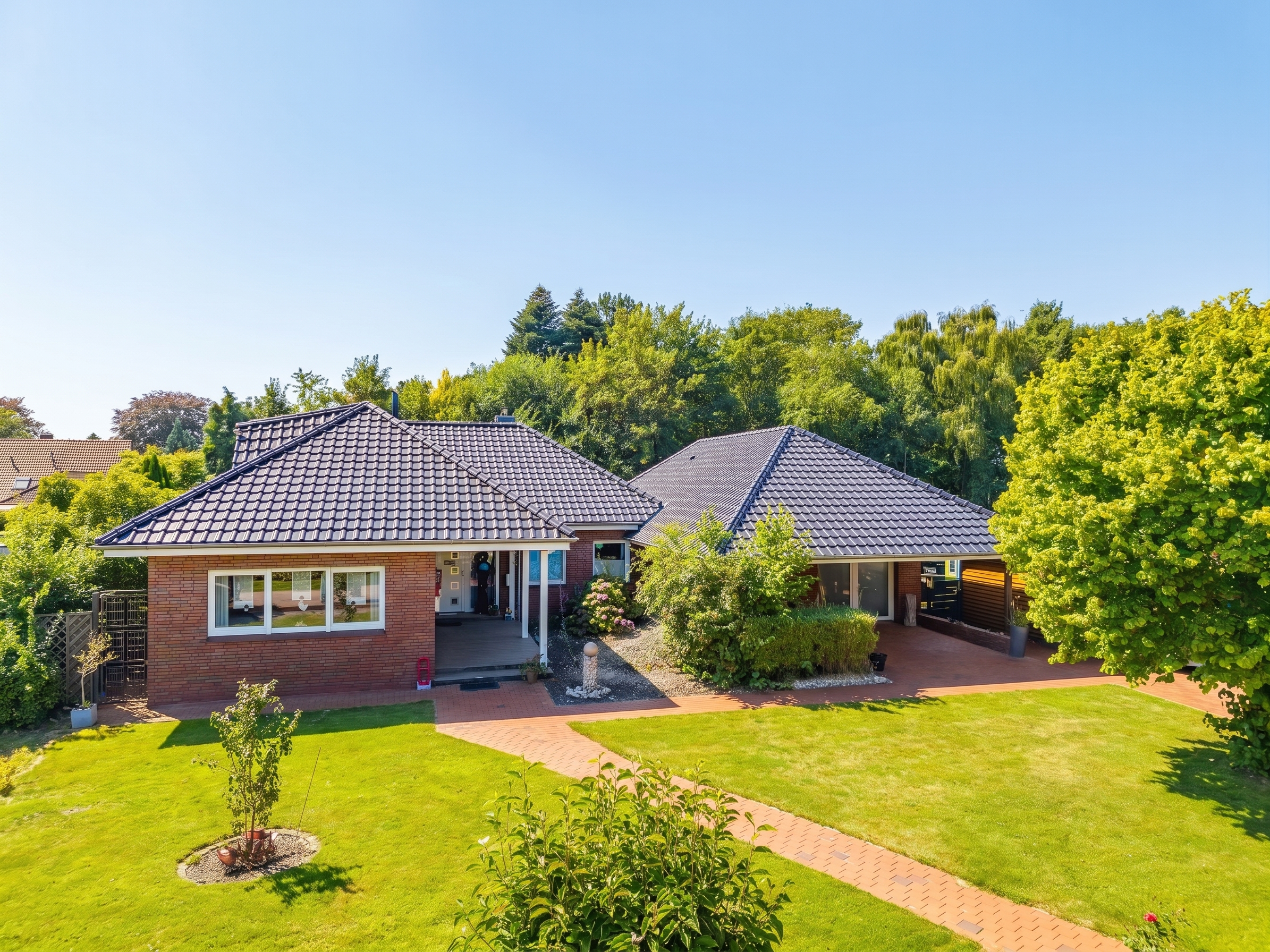 Bungalow mit großzügigem Grundstück, Werkstatt und Carport in Großwolderfeld