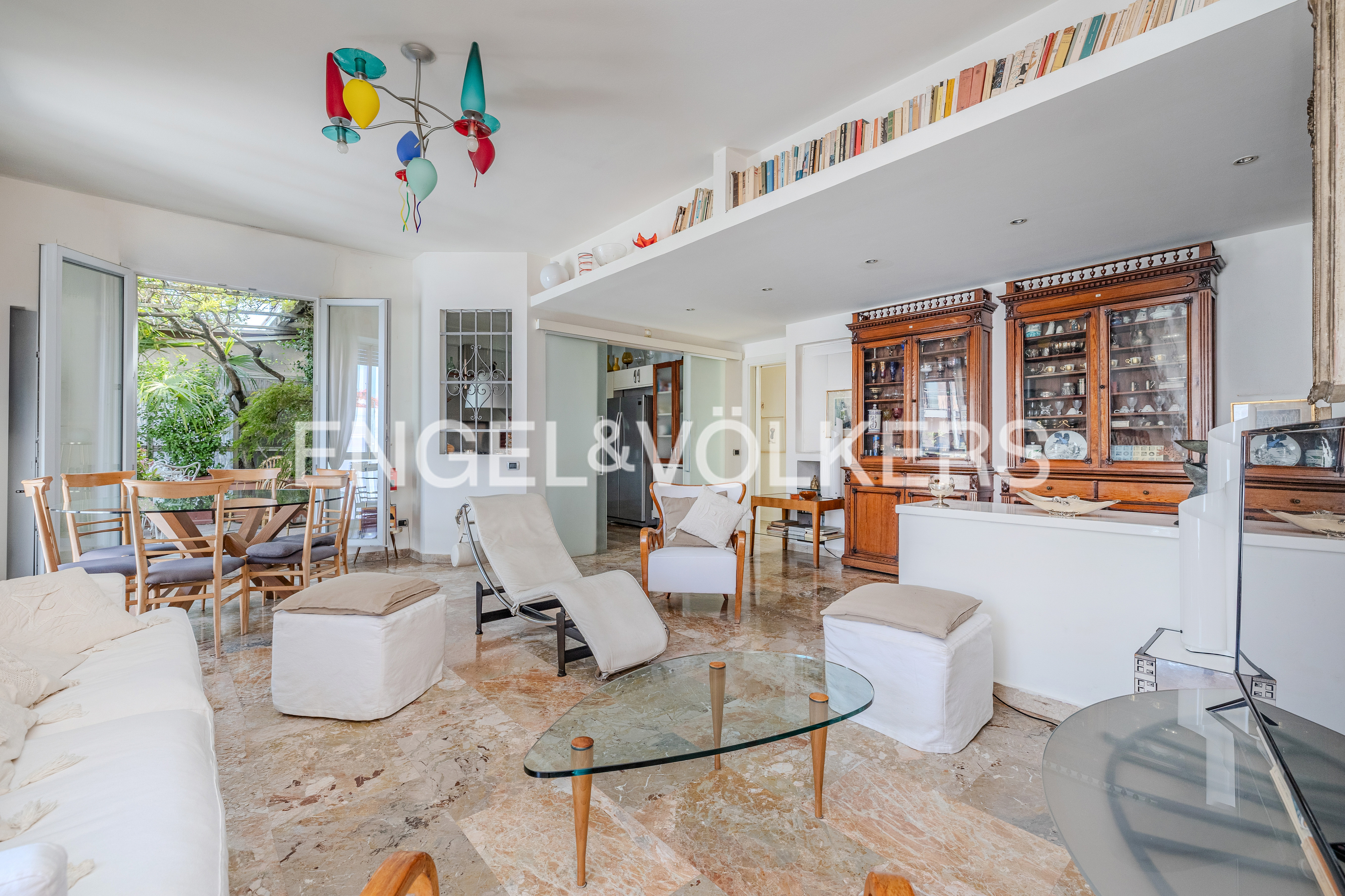 Elegant five-room apartment with terrace and private greenery on Via Grasselli