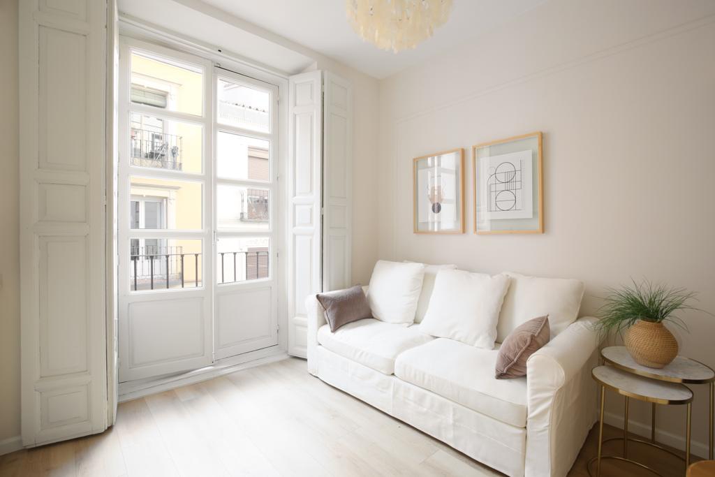 Charming exterior 1-bedroom apartment with balconies for rent in Malasaña