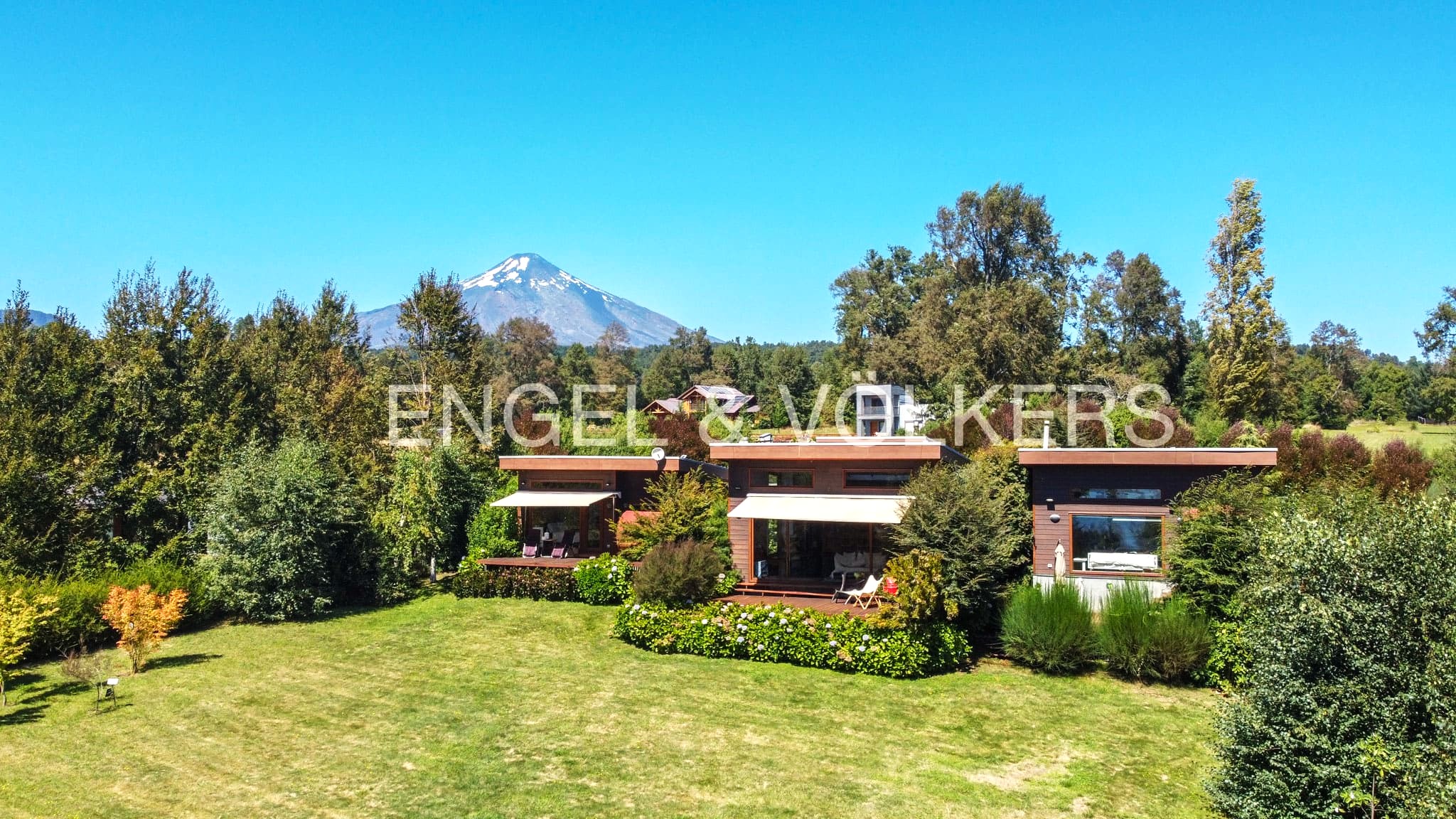 Iluminada casa con vista al lago en exclusivo condominio en Pucón