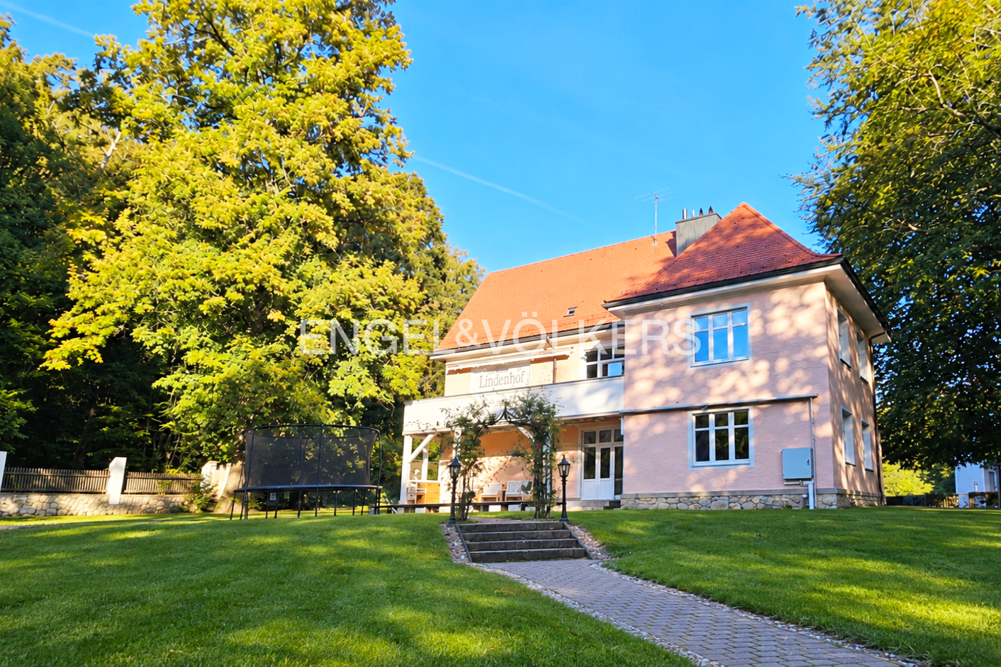 Historischer Landhof - stilvoll kernsaniertes Landhaus mit weitläufigem Parkgarten und Einliegerwohnung
