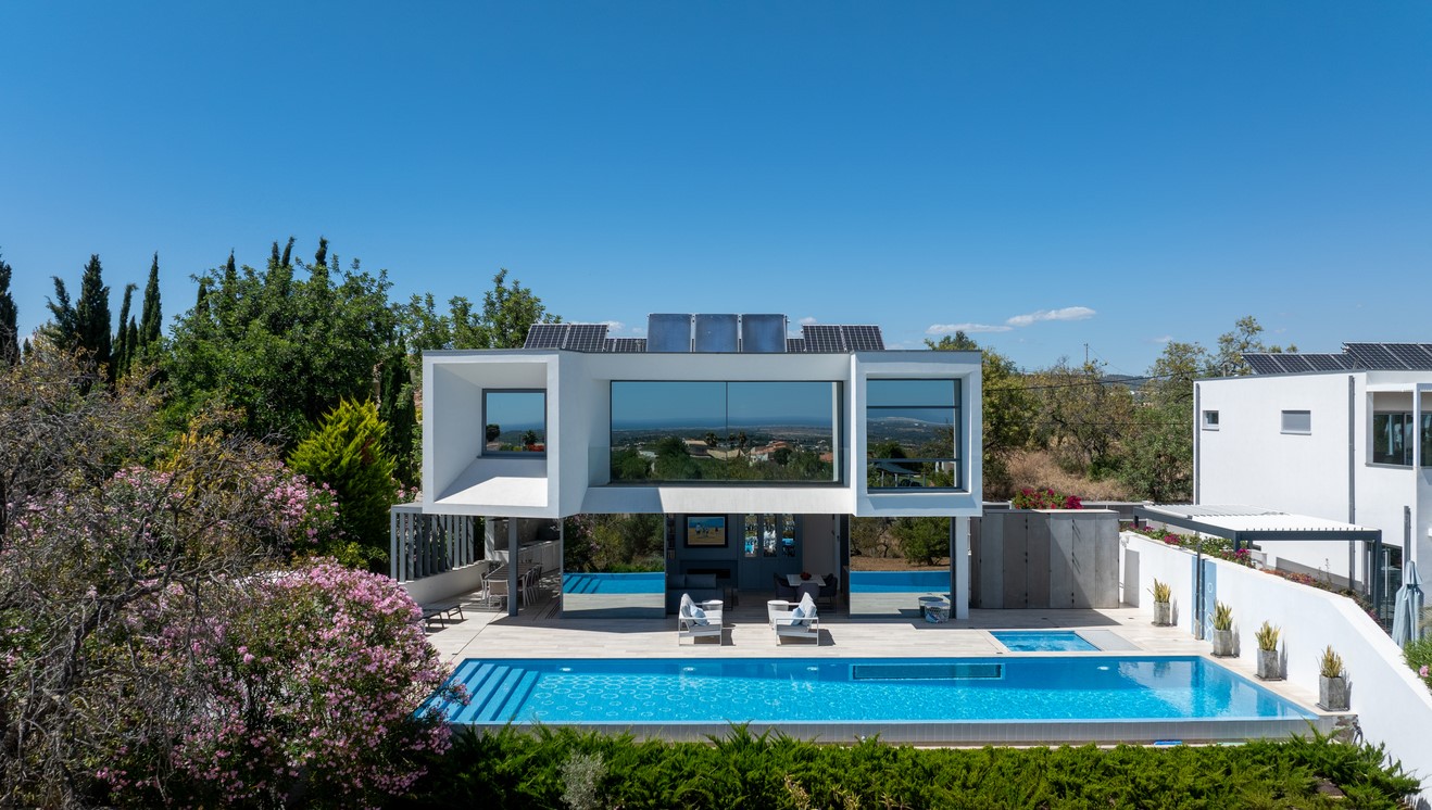 Stunning Contemporary 4-bedroom Villa with Panoramic Sea Views